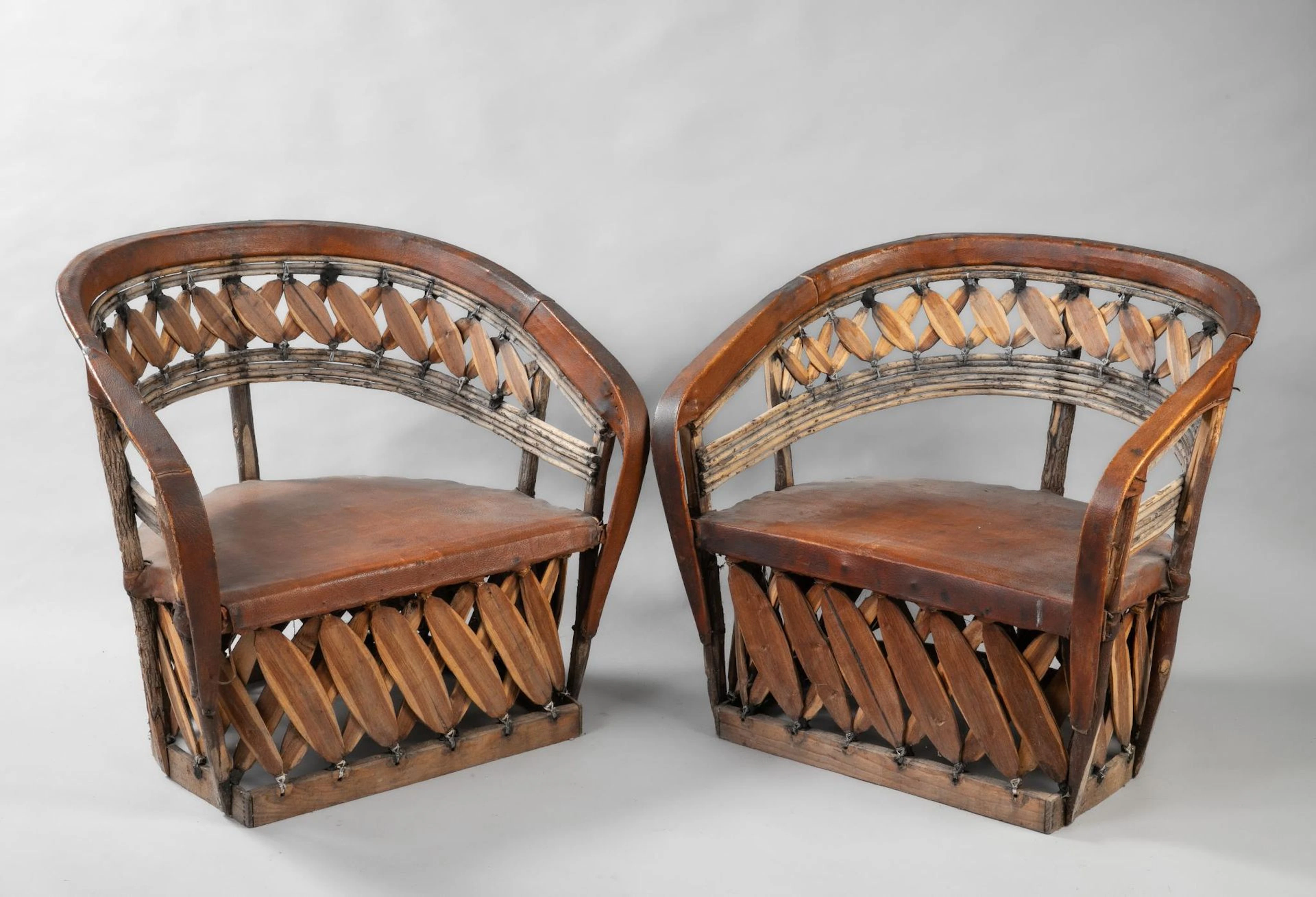 Pair of American-Native American armchairs made of stretched - Lot 430