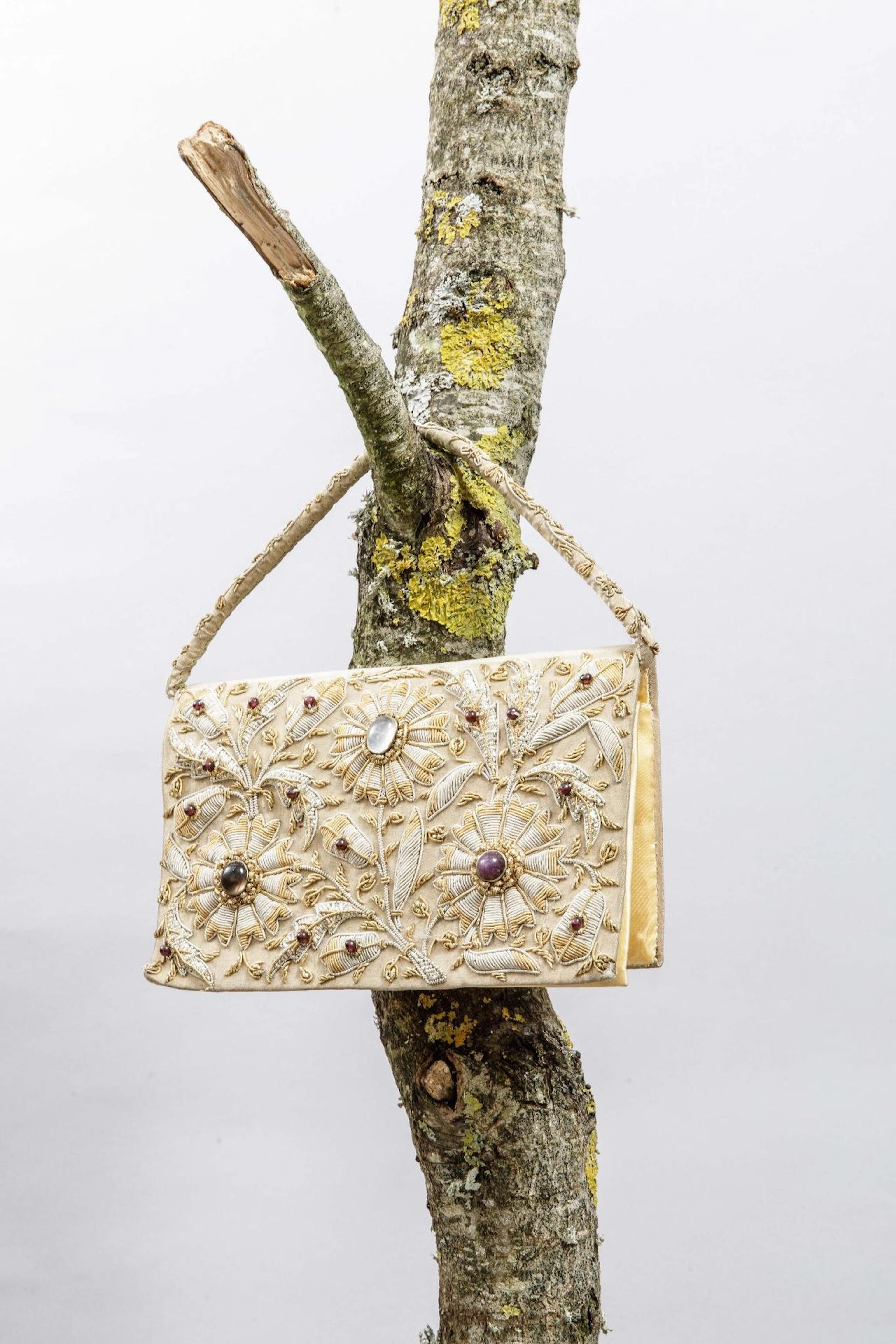 Evening handbag in gold silk embroidered with gold and silve - Lot 196