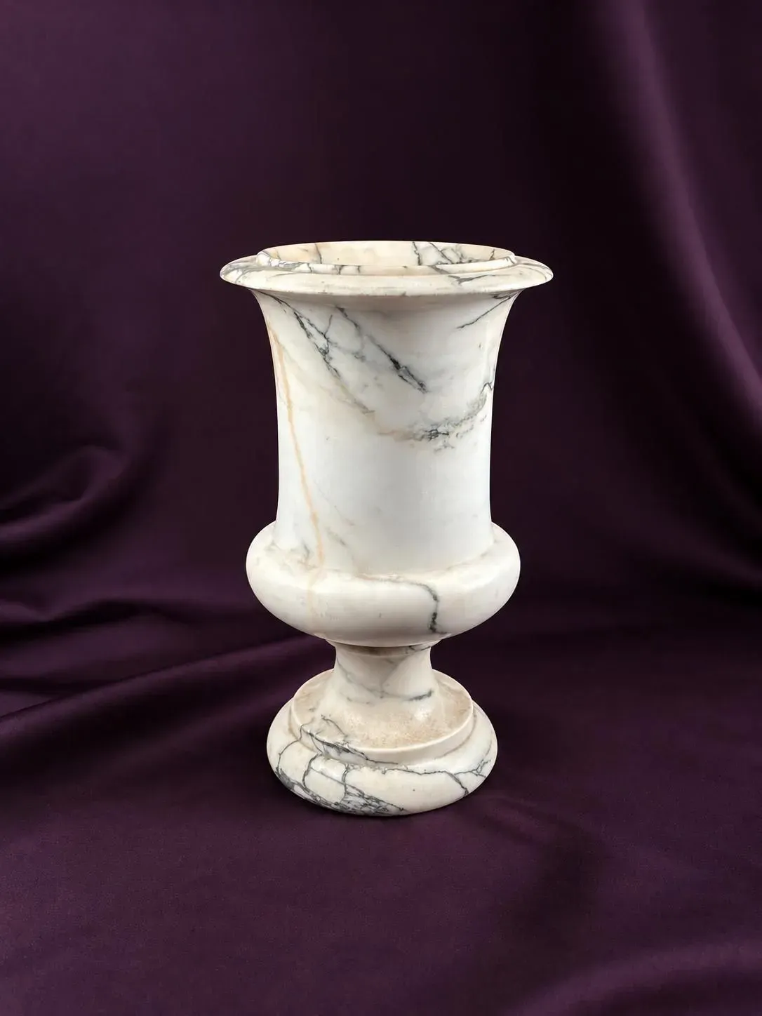Medici Vase in white marble with gray veining - Lot 94