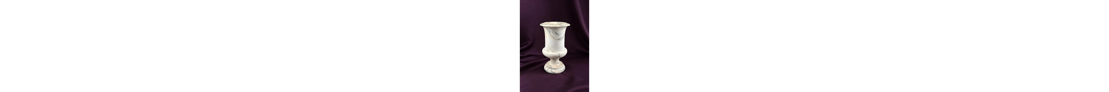 Medici Vase in white marble with gray veining - Lot 94