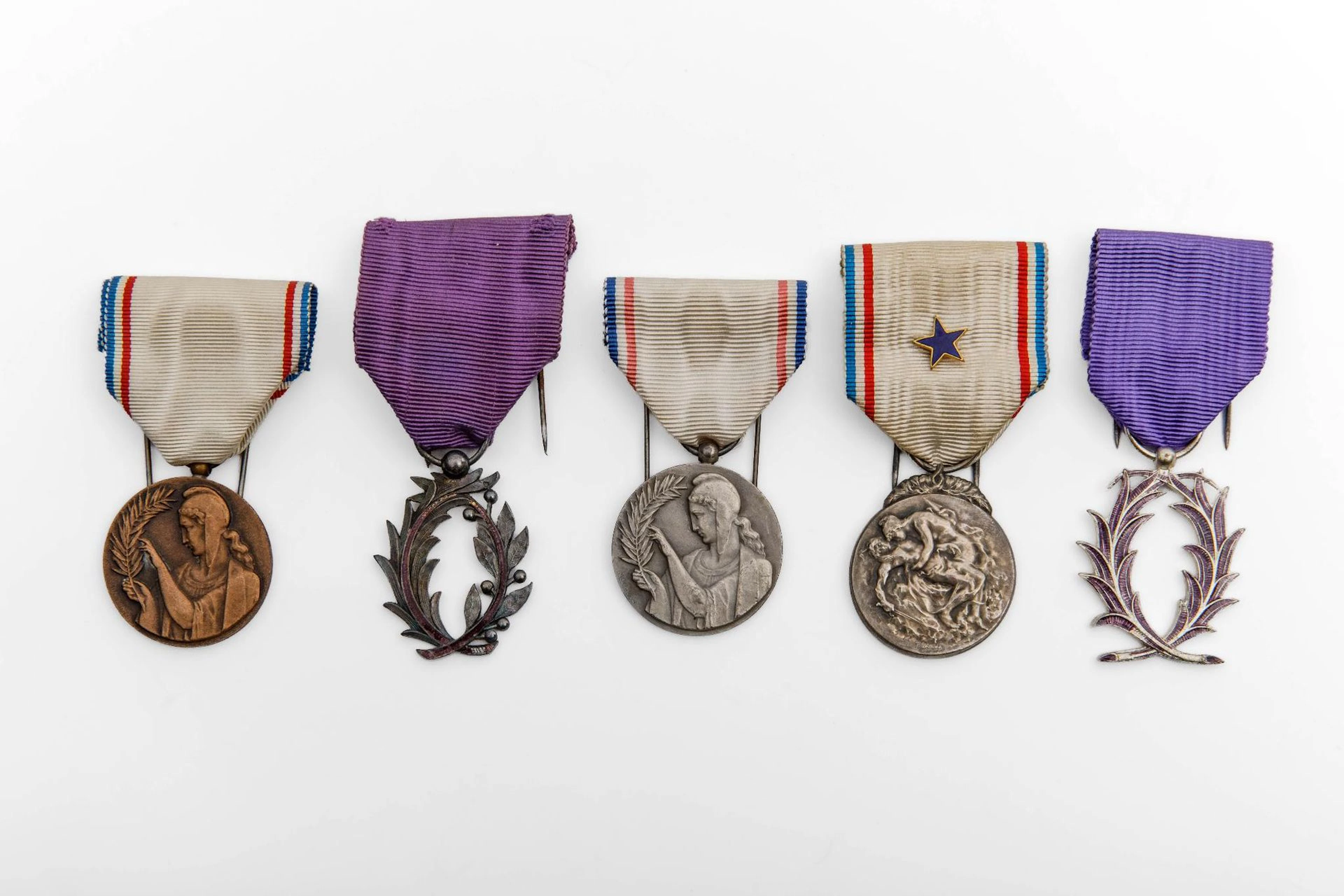 France, Set of decorations. - Lot 360