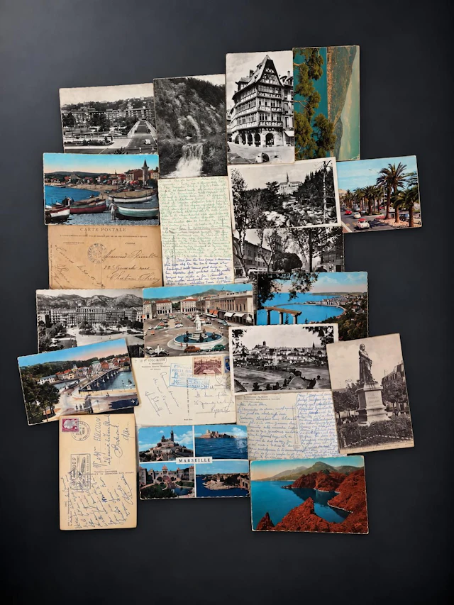 A box of postcards containing approximately 550 cards on var - Lot 115