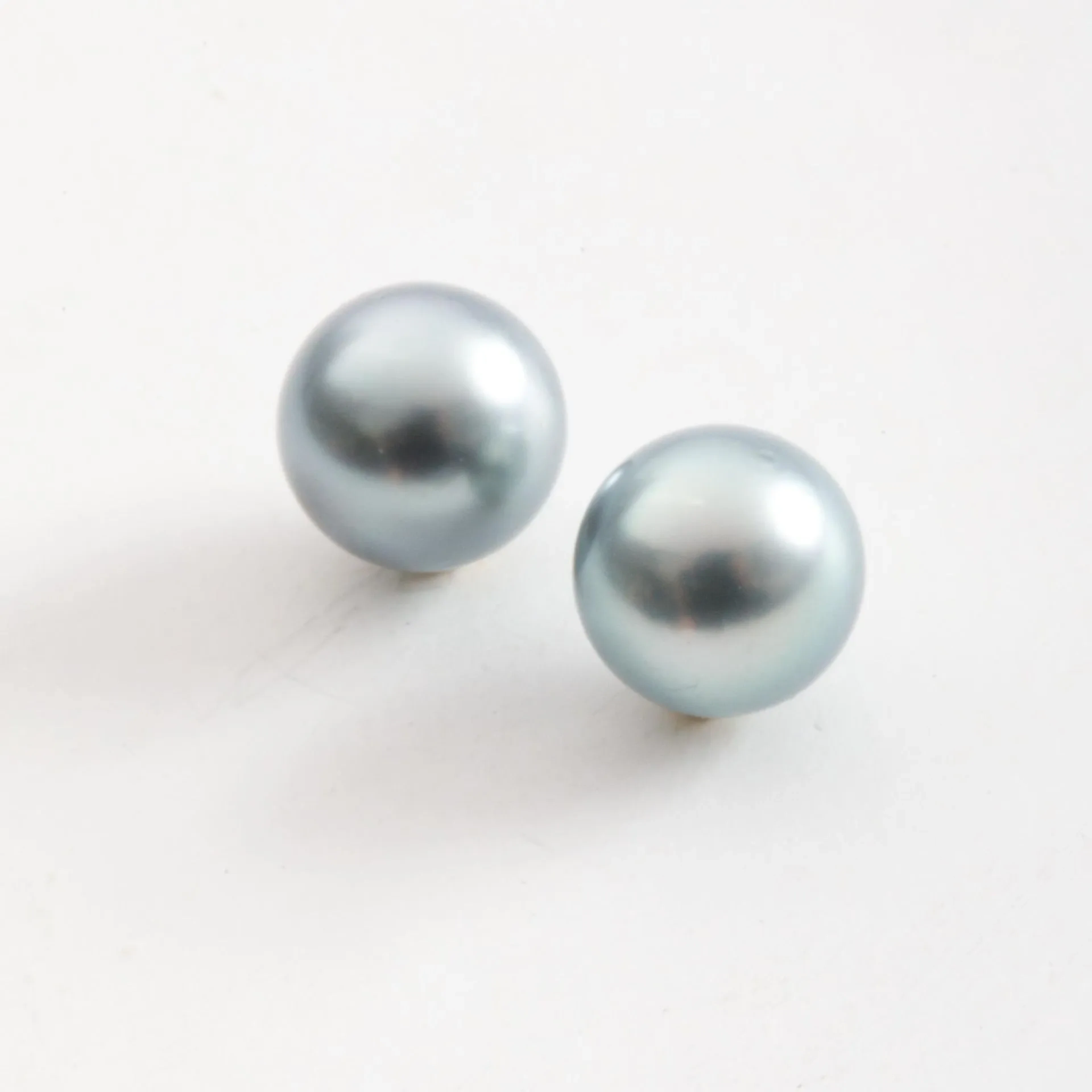 Pair of yellow gold and Tahiti pearl stud earrings - Lot 130