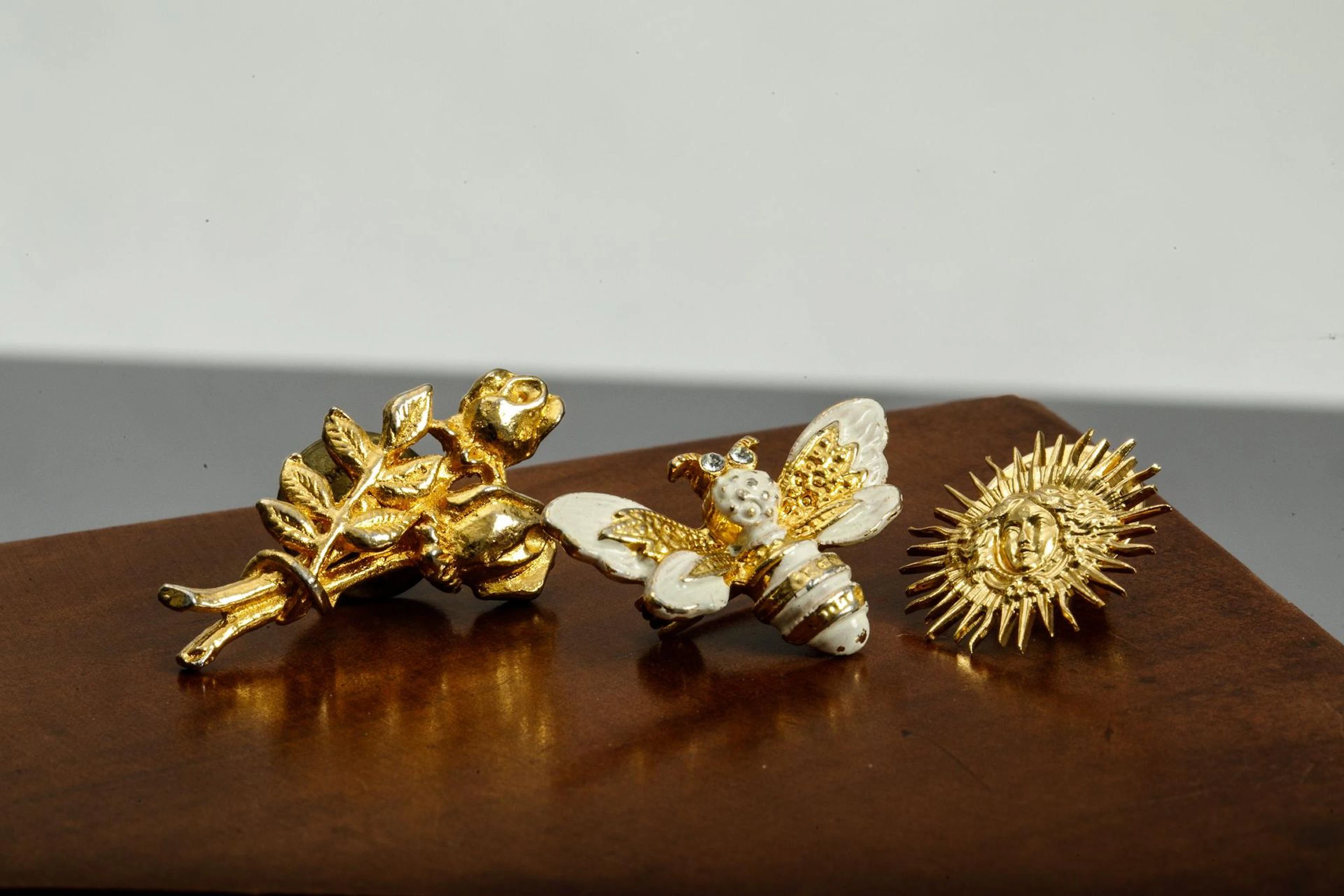 Set of two pins and a gold-plated brooch featuring a beaded - Lot 153