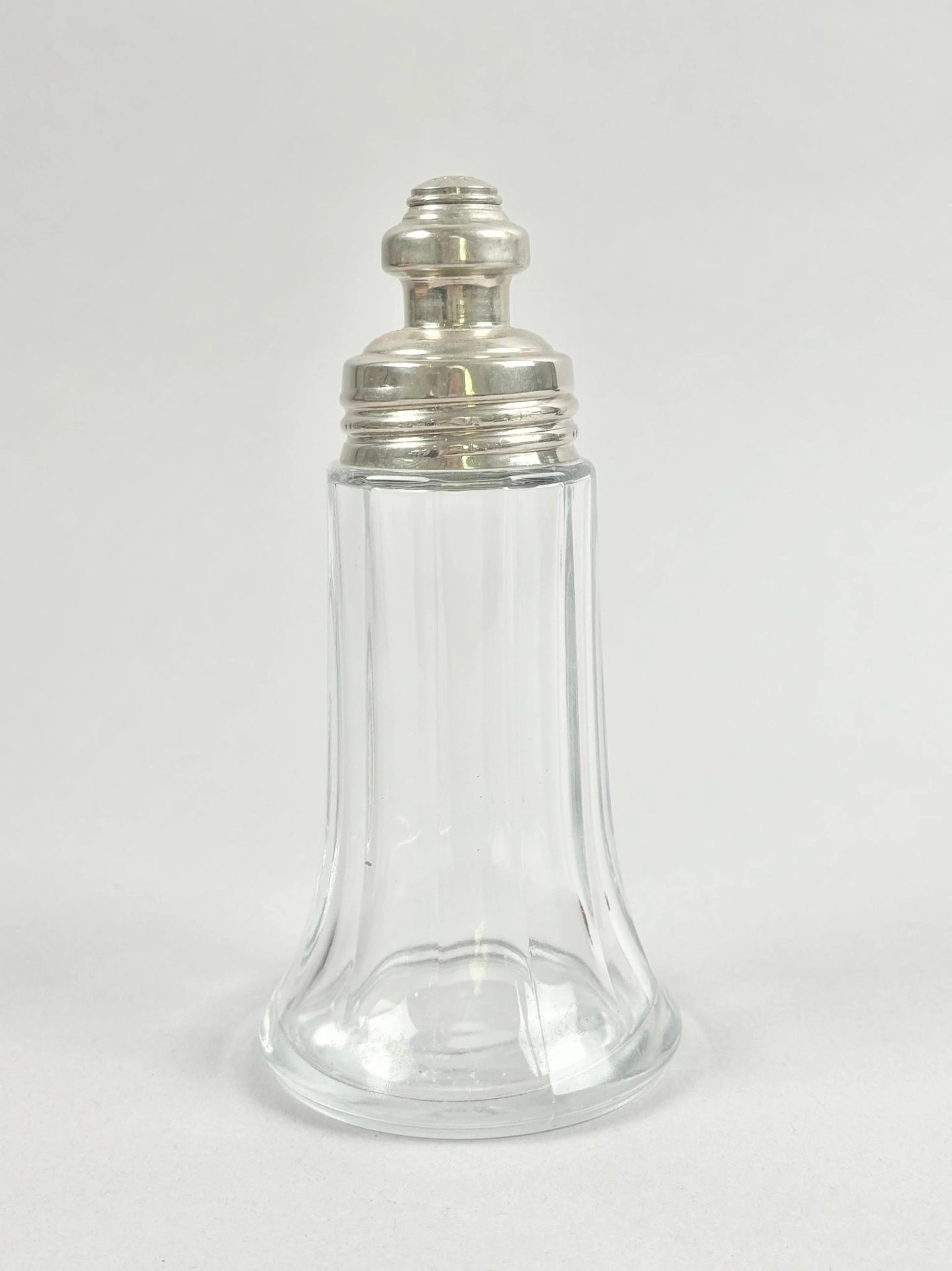 Sucrier en verre taillé et métal argenté le bouchon marqué L - Lot 58