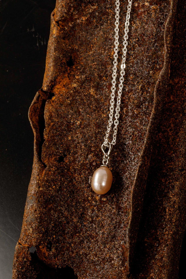 925 thousandths silver necklace with pink cultured pearl pen - Lot 18