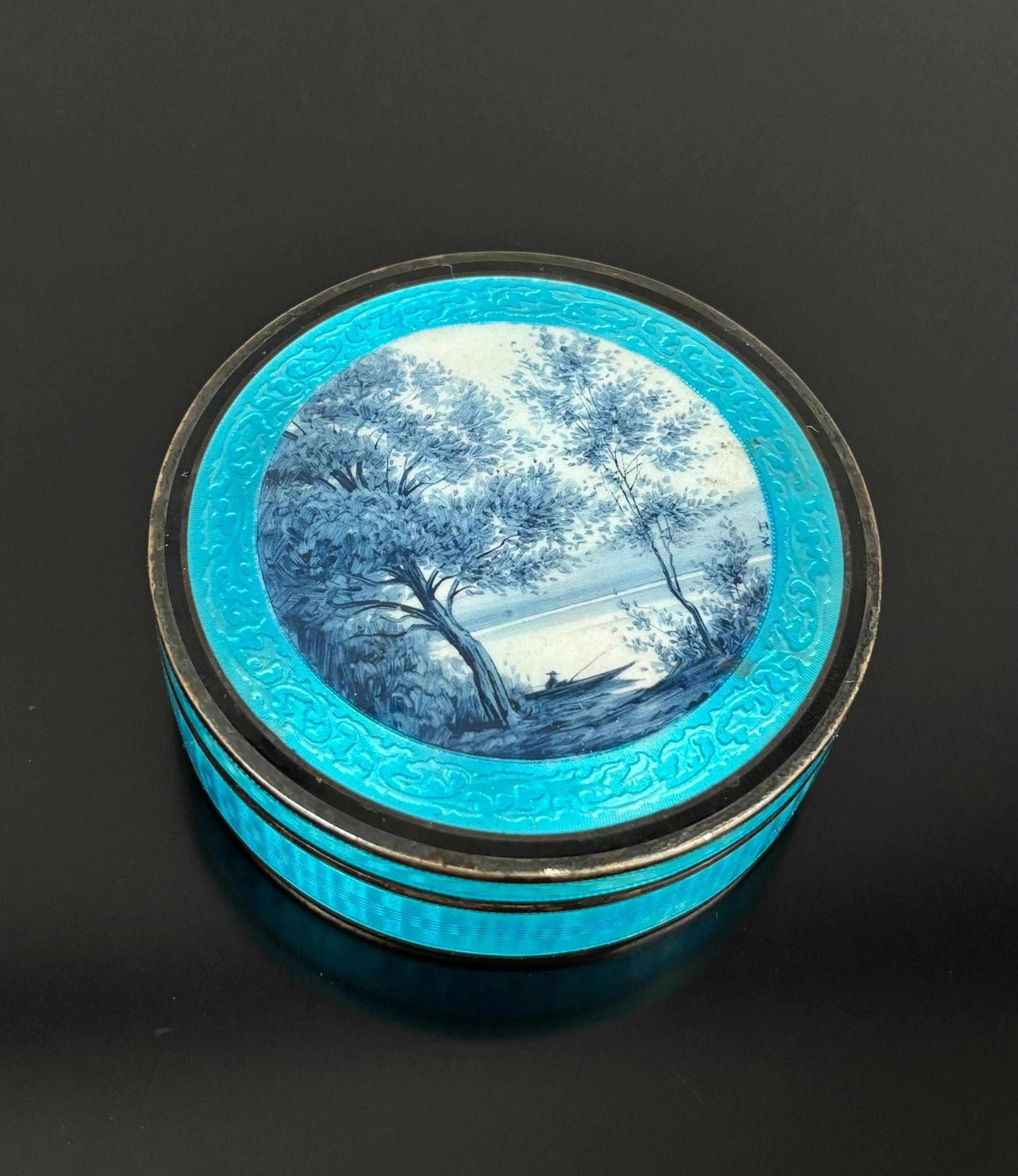 Boîte en argent plaqué or émaillé bleu travaillé en guilloch - Lot 32