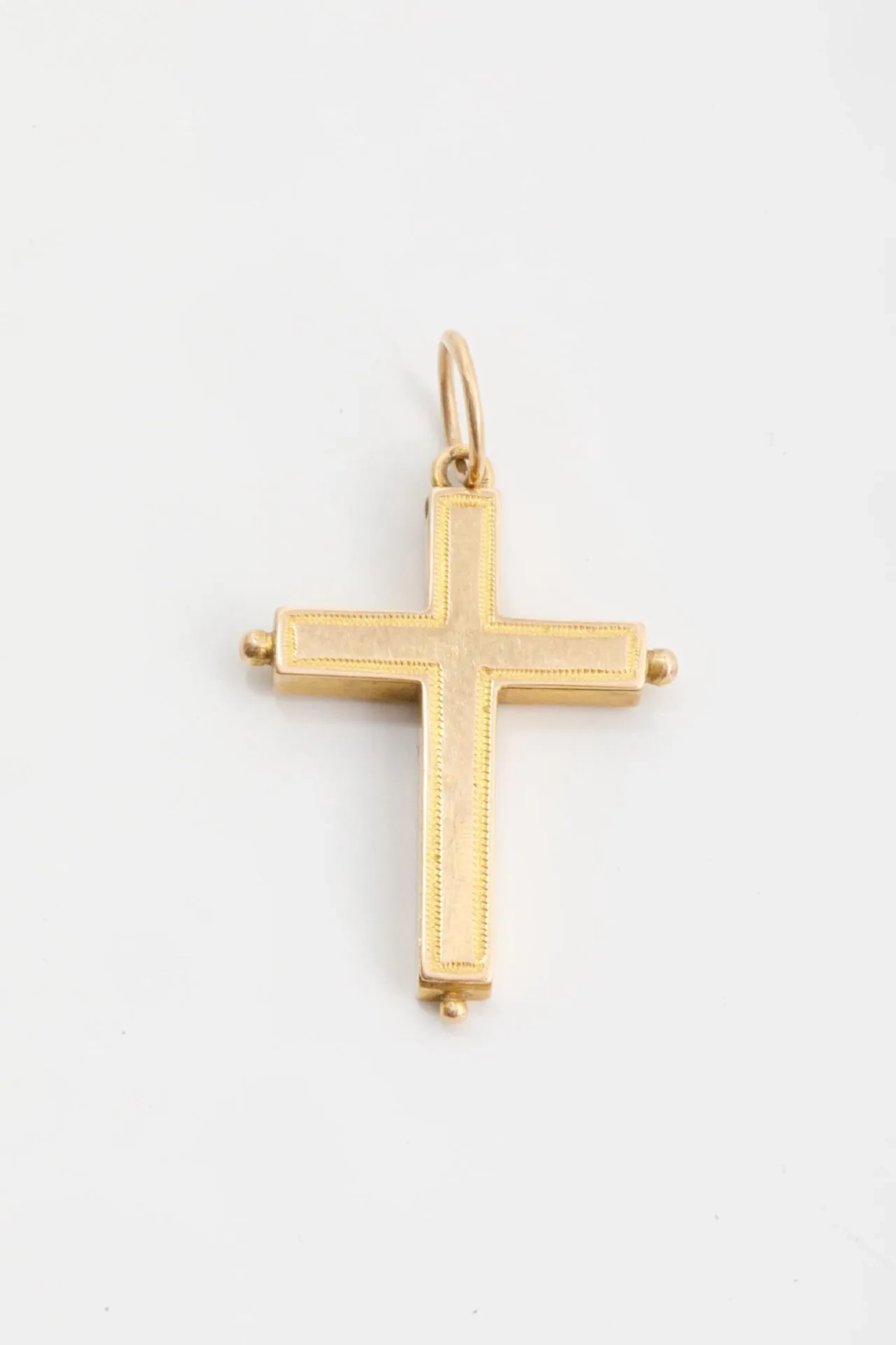 A 750-th yellow gold cross (eagle-head hallmark) finely engr - Lot 11