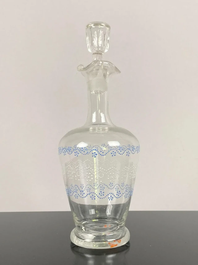 Night carafe in blown glass with corolla-shaped neck with wh - Lot 102