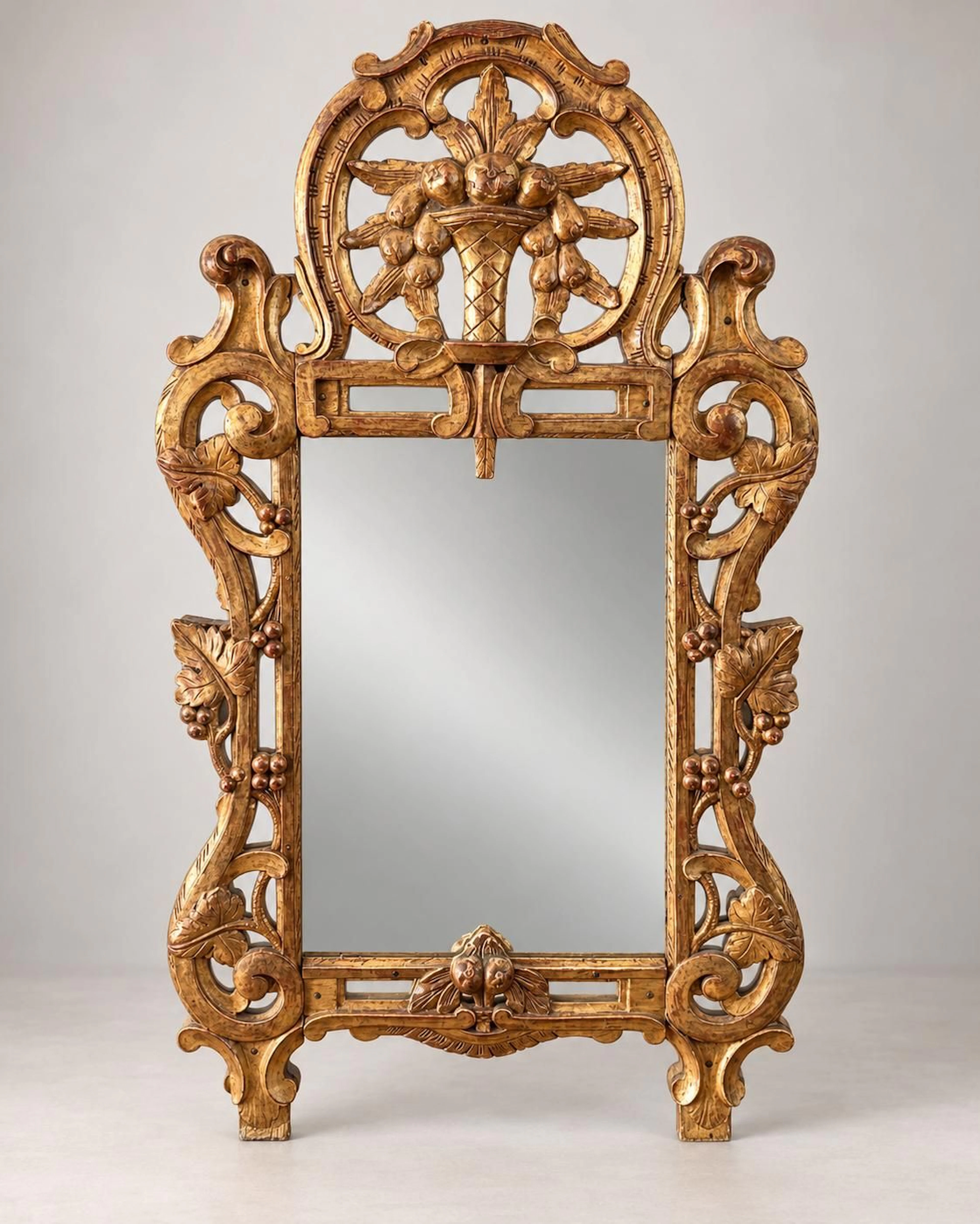 Mirror with wooden glazing beads; the pediment is stuccoed a - Lot 165