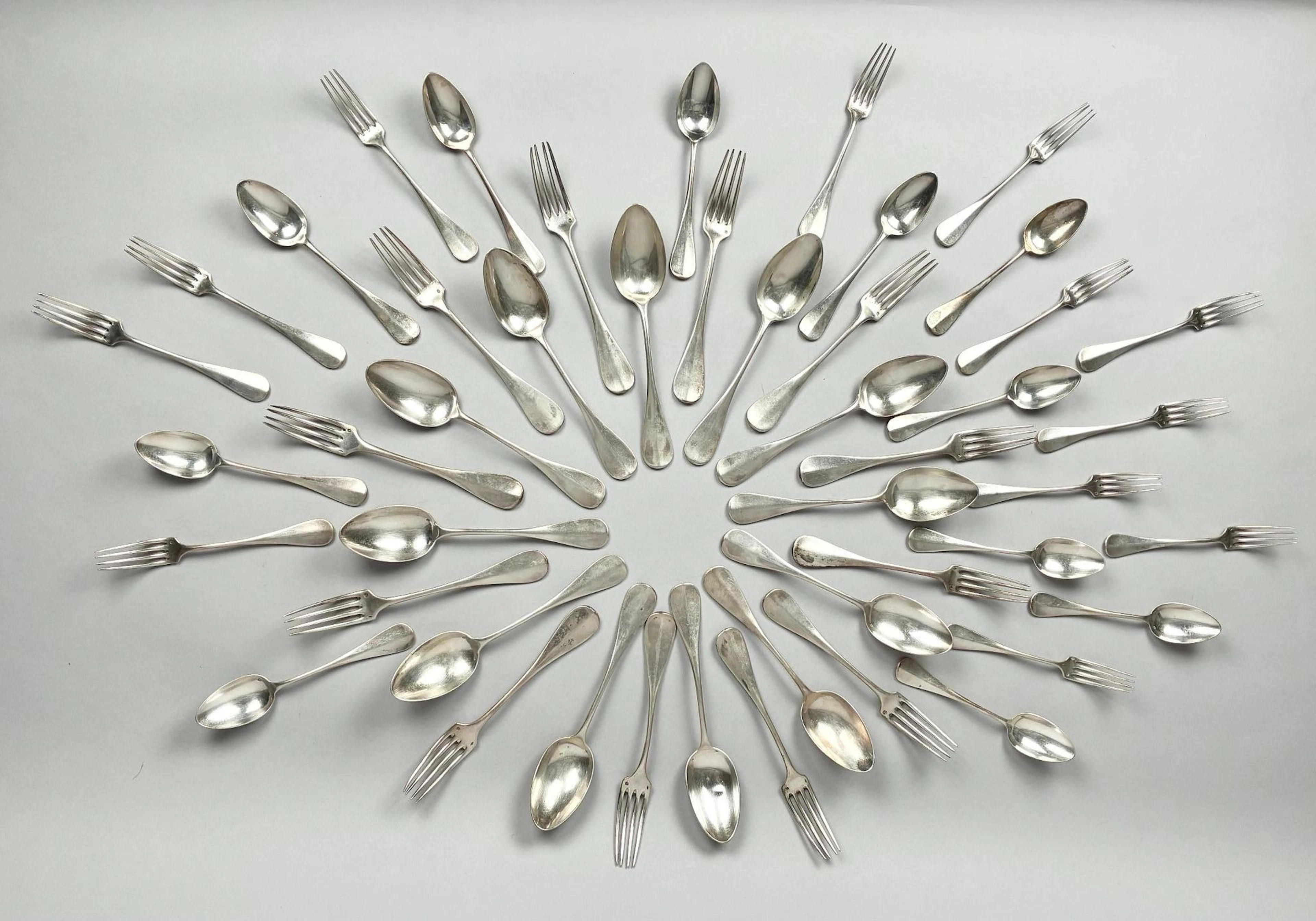 Part of a dinner service comprising : - Lot 275