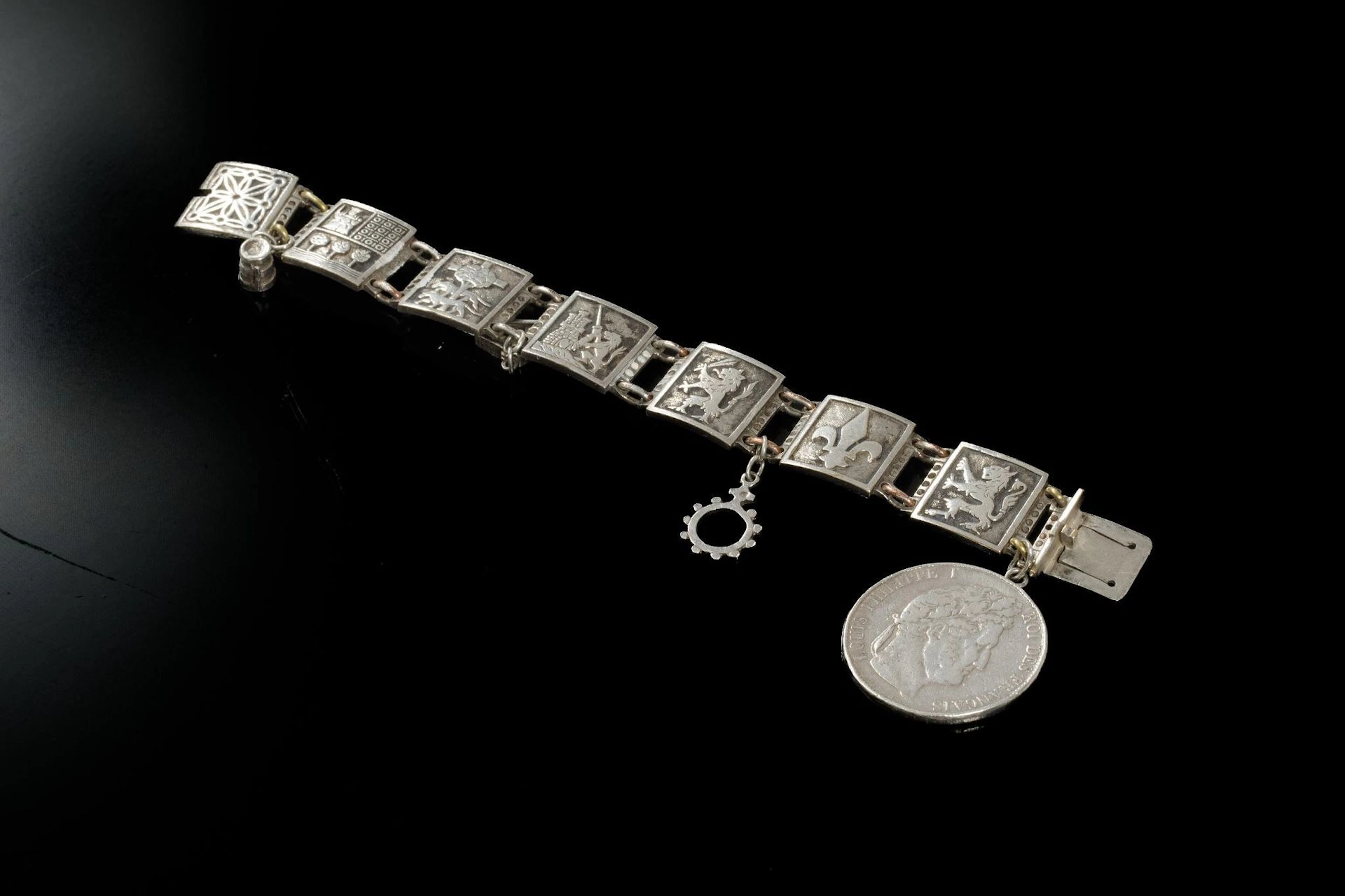 Silver and silver-plated metal bracelet with links featuring - Lot 24
