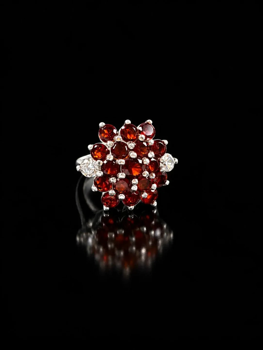 Silver ring featuring a dome-shaped design set with garnets - Lot 28