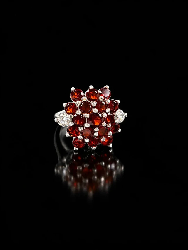 Silver ring featuring a dome-shaped design set with garnets - Lot 28