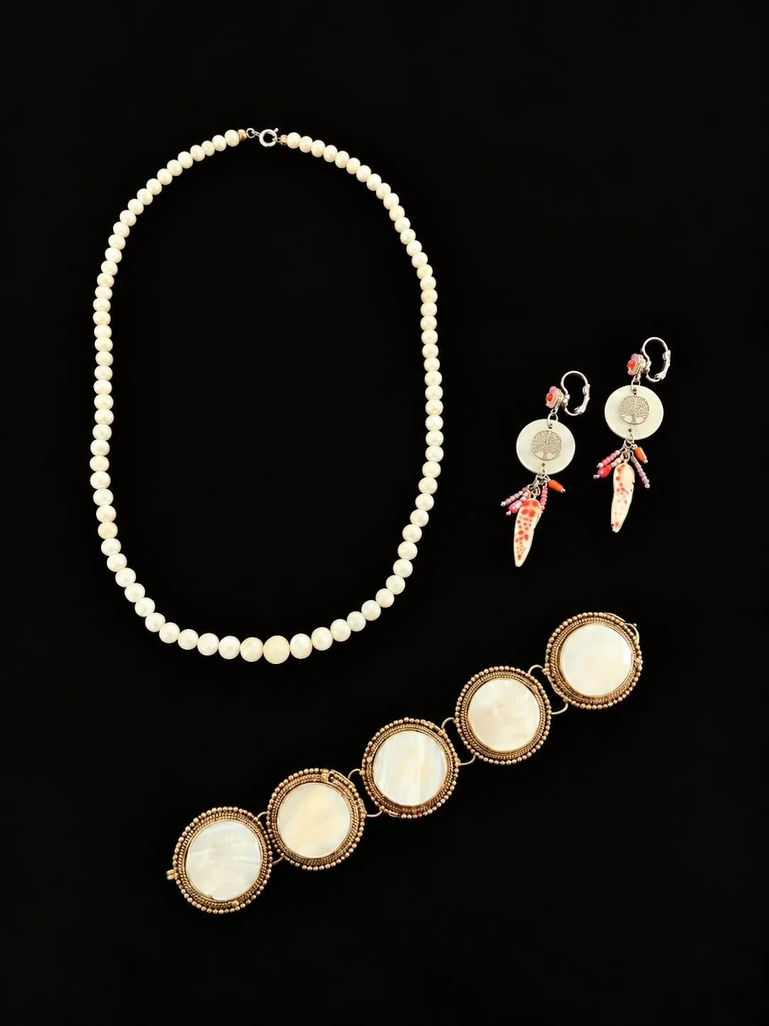 A set consisting of a metal and mother-of-pearl bracelet, a - Lot 29