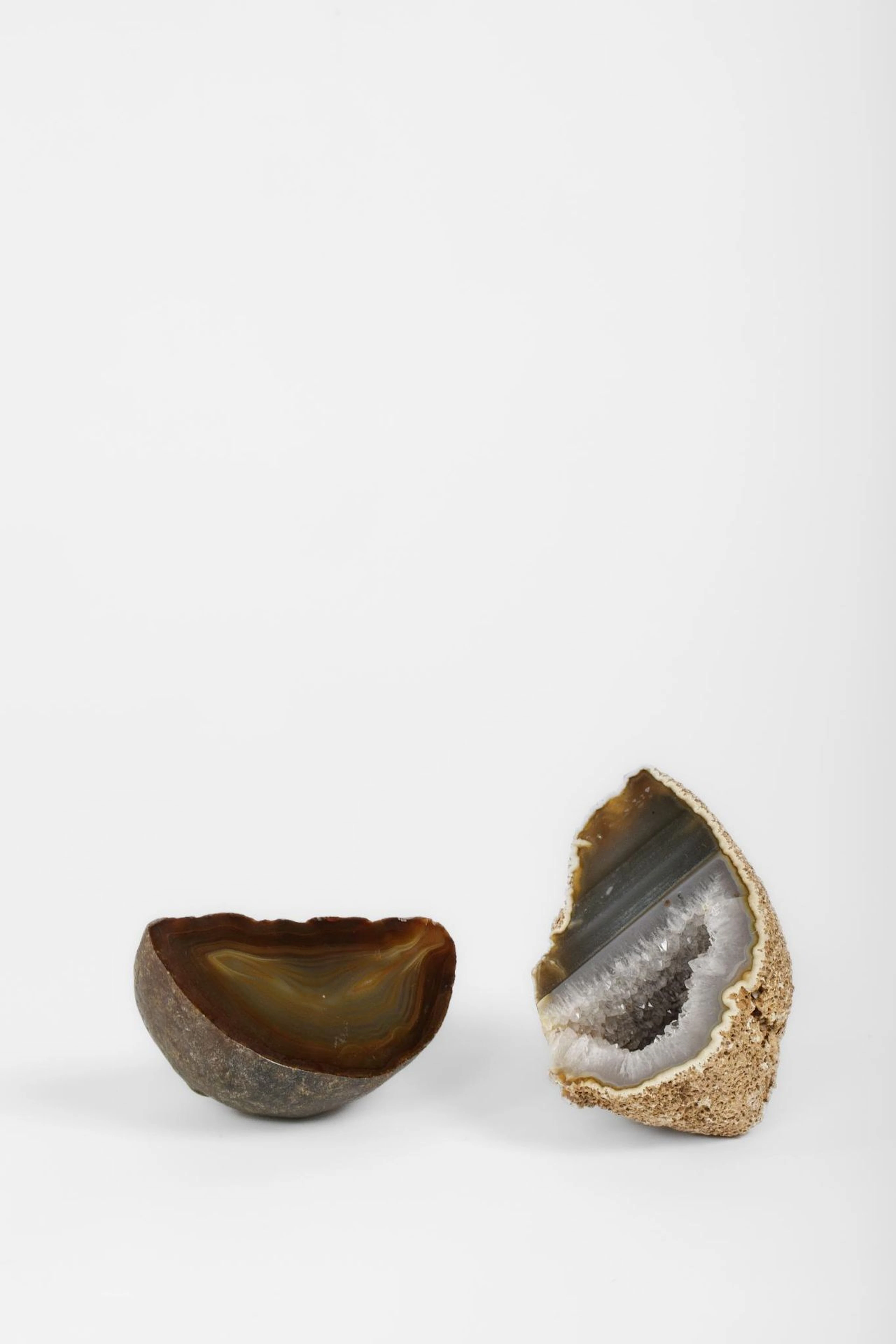 Two geodes that can be used as paperweights, made of polishe - Lot 166