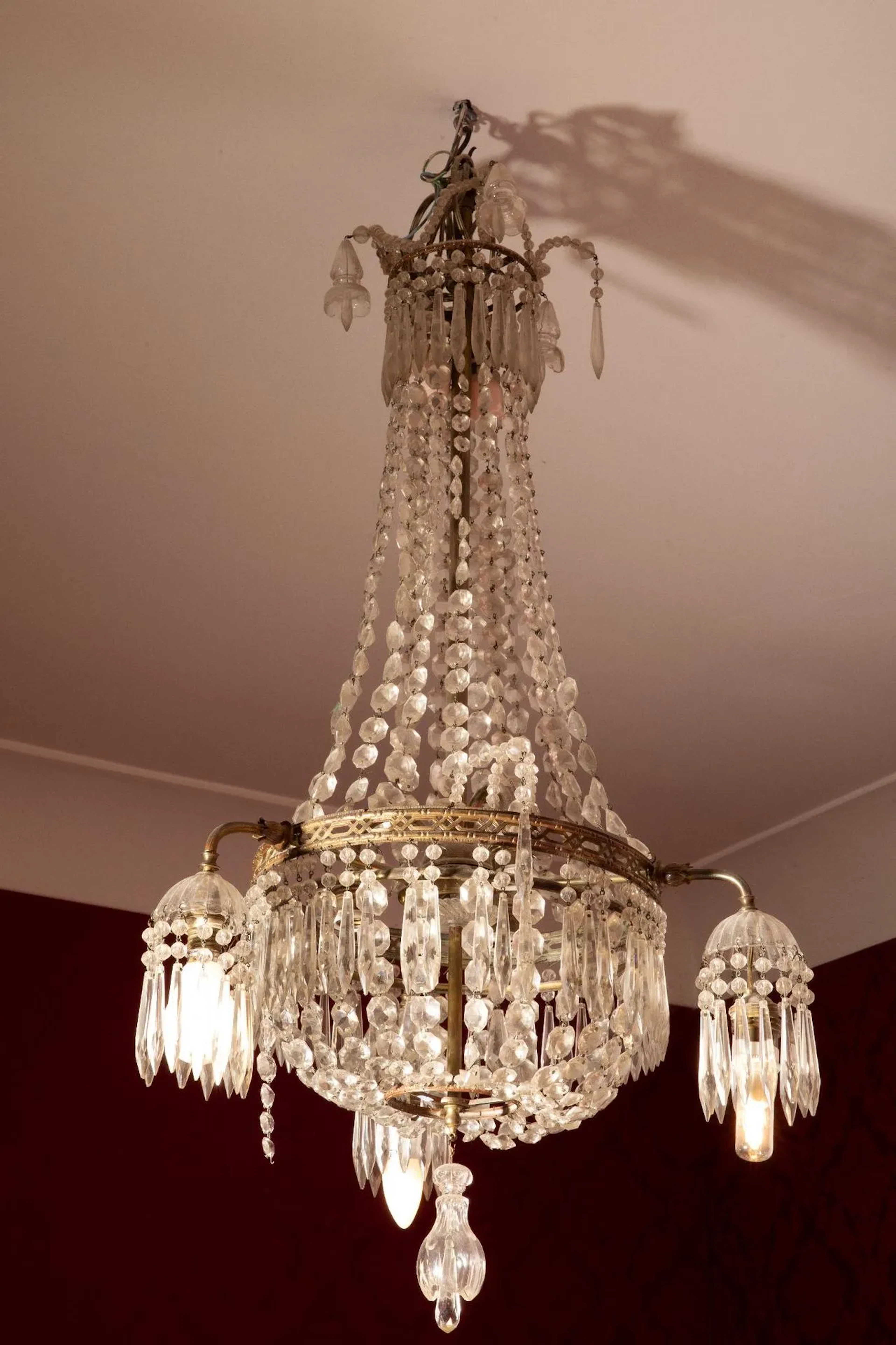Hot-air balloon chandelier with three light arms and six cas - Lot 299
