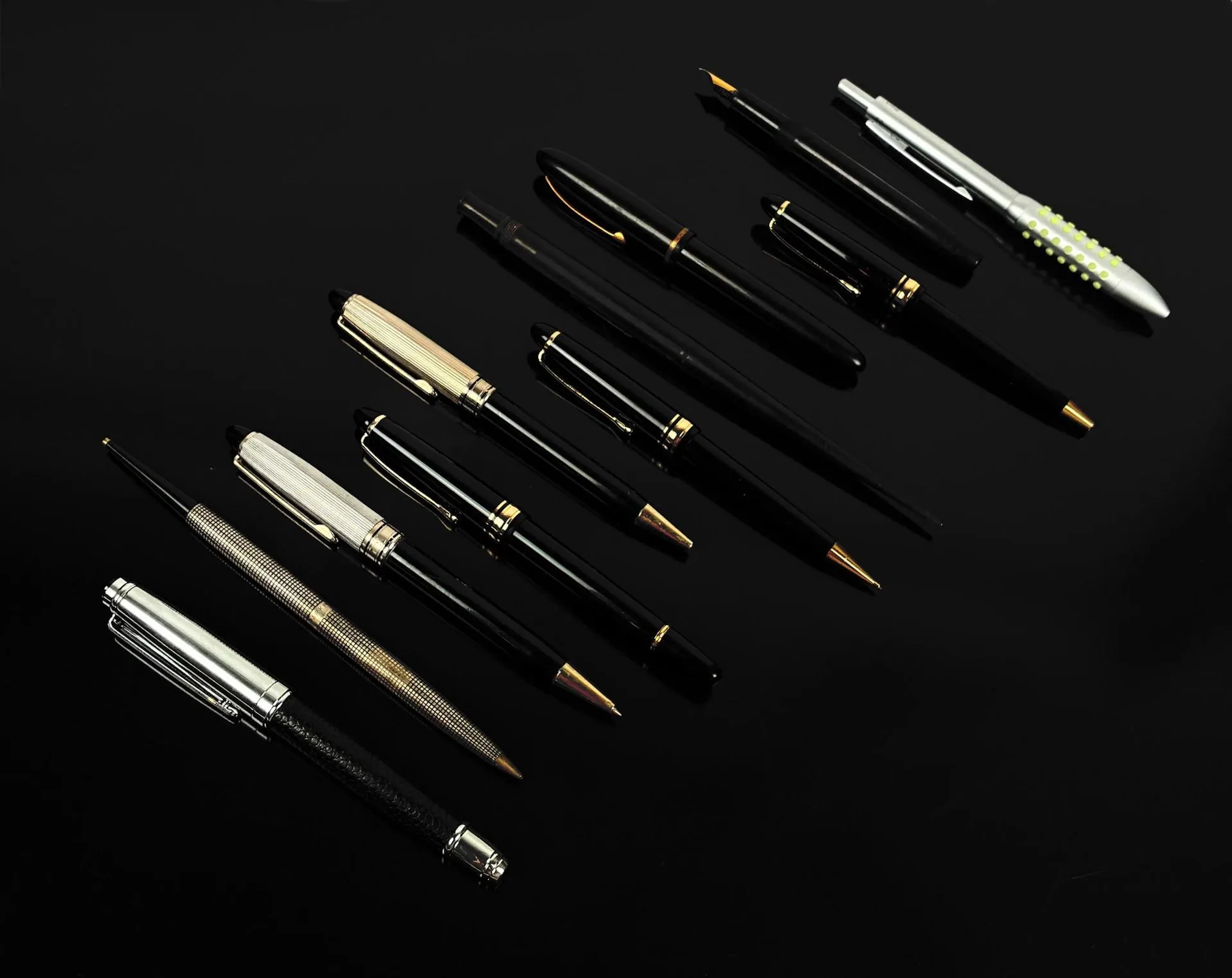 Set of 10 gold or silver metal and black resin pens includin - Lot 253