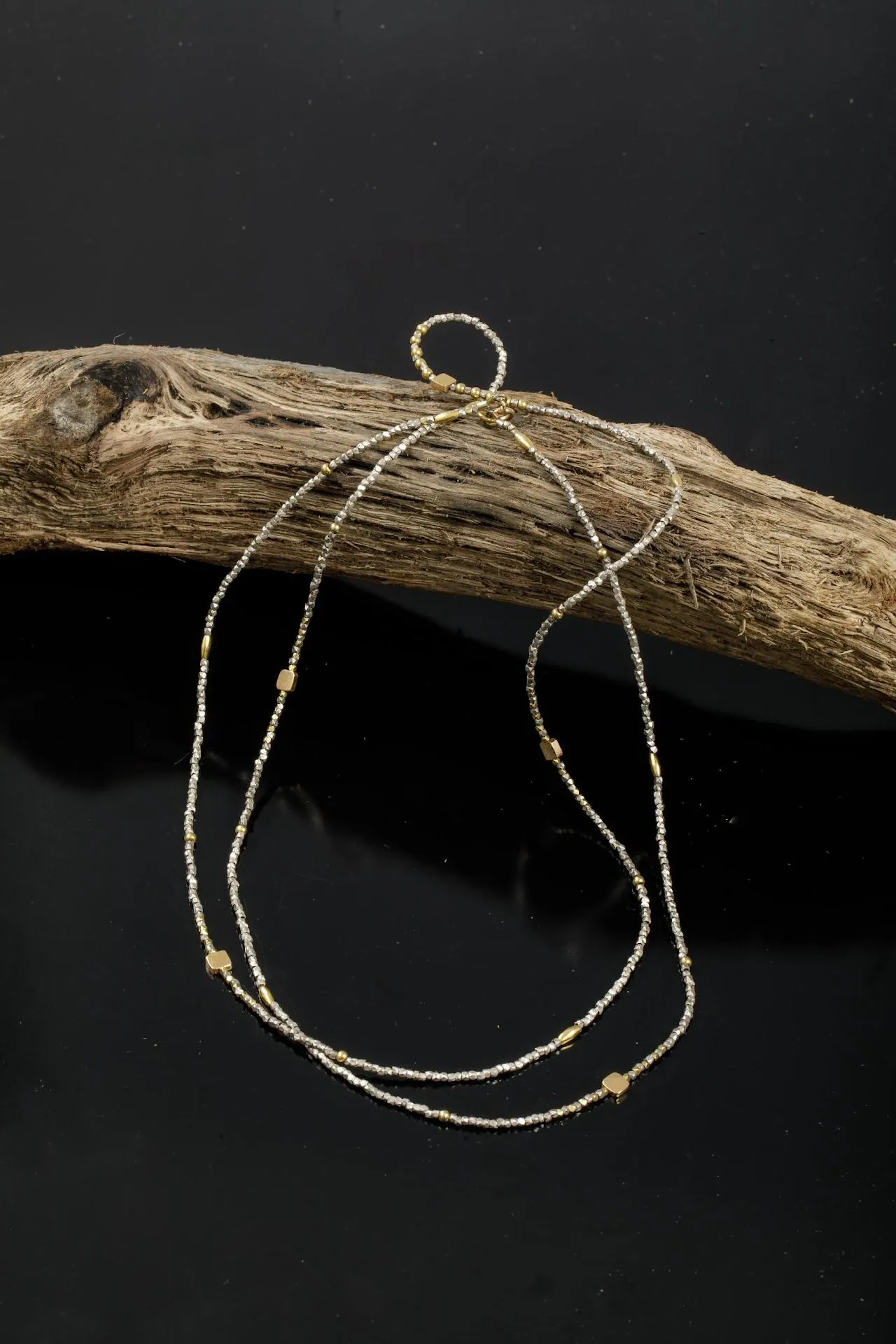 Long necklace in yellow gold 750 thousandths with black diam - Lot 120