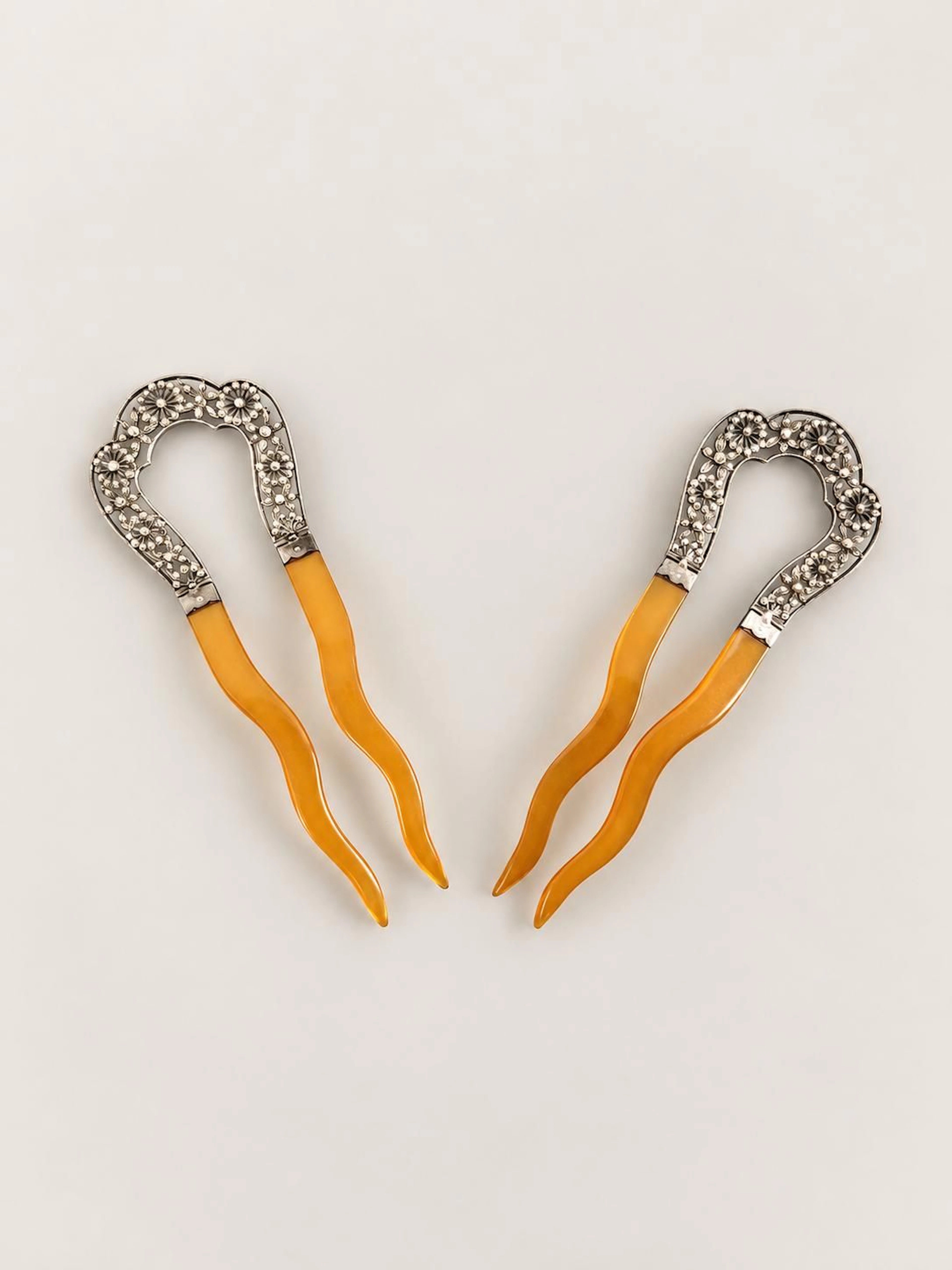 PAIR OF HORN HAIR COMBS, with an openwork 800°/oo silver hin - Lot 100