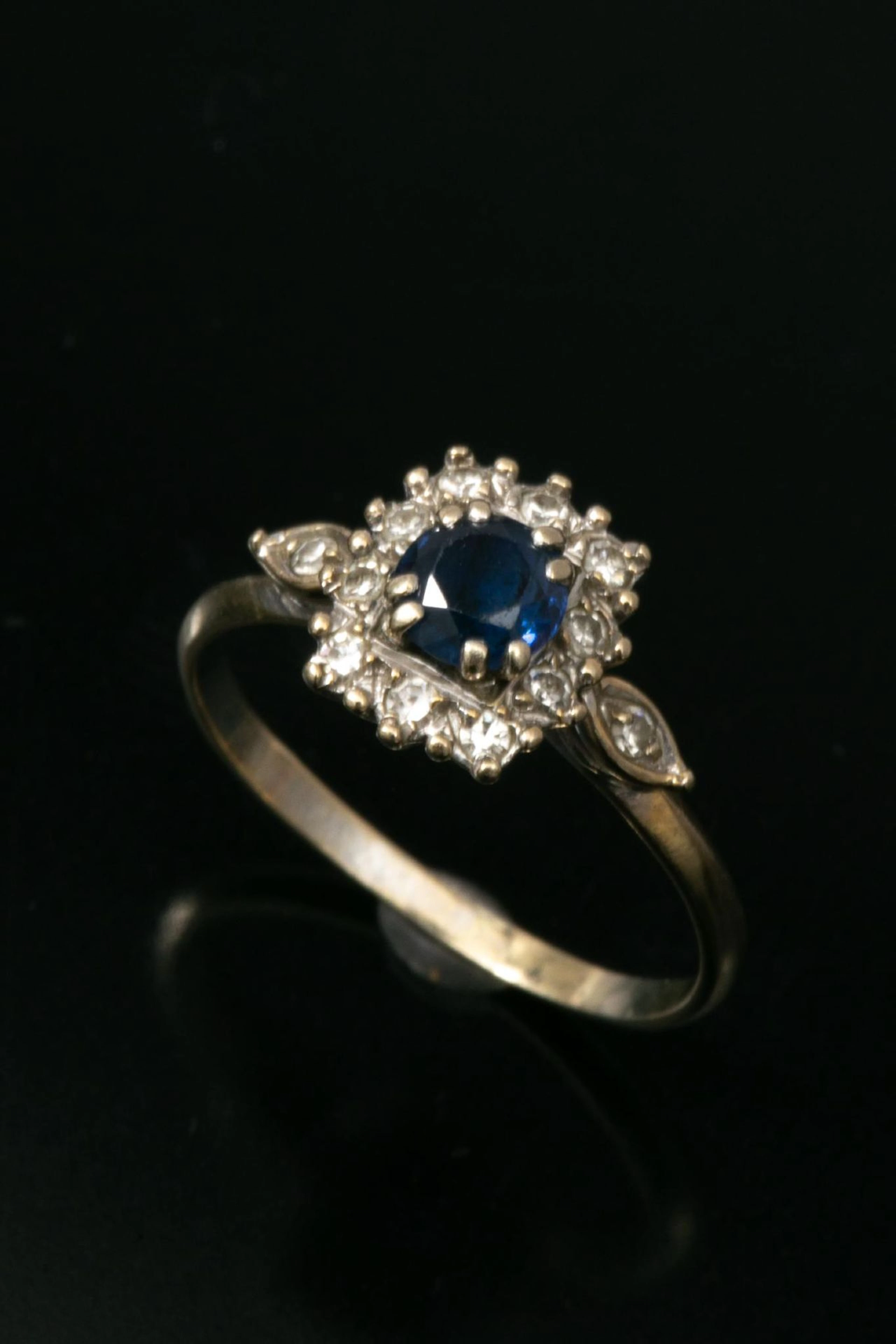 Bague en argent plaqué or serti d'un petit saphir dans un en - Lot 14