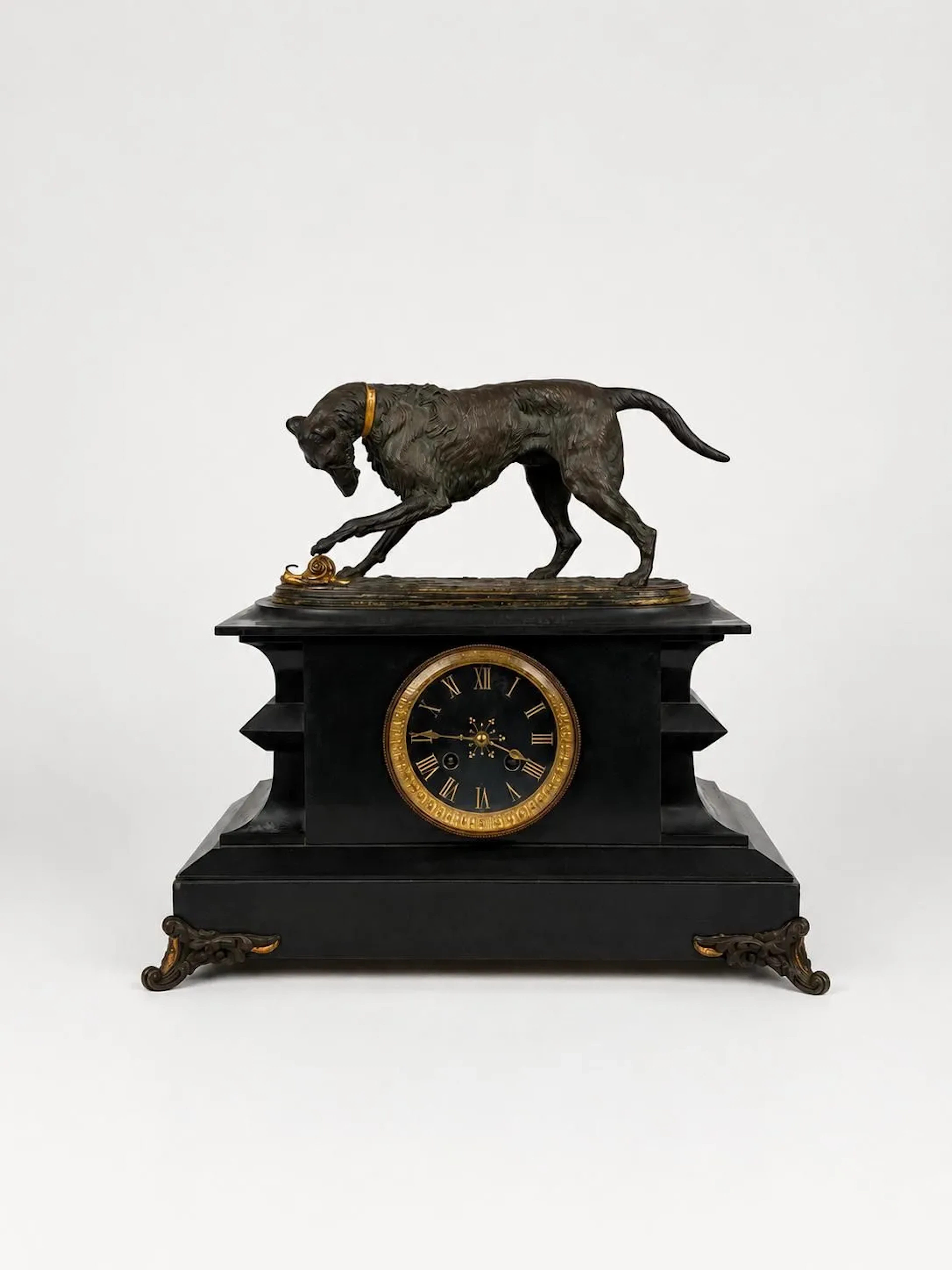Black marble notary's clock topped with a bronze figure depi - Lot 470
