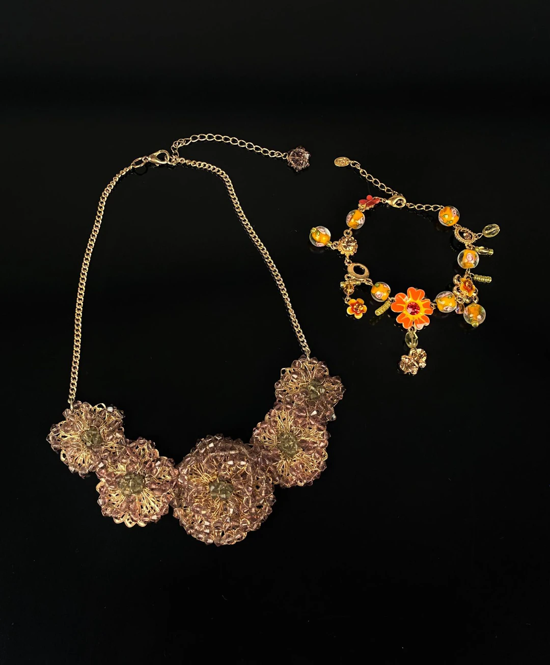 Set consisting of a necklace featuring a garland of roses an - Lot 135