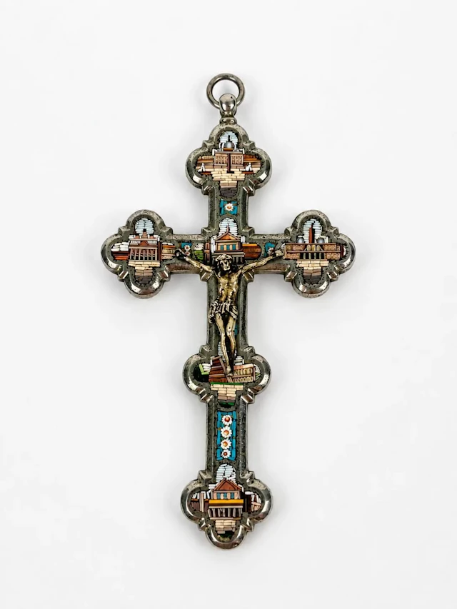 Silver plated metal cross with a micromosaic depicting Roman - Lot 27