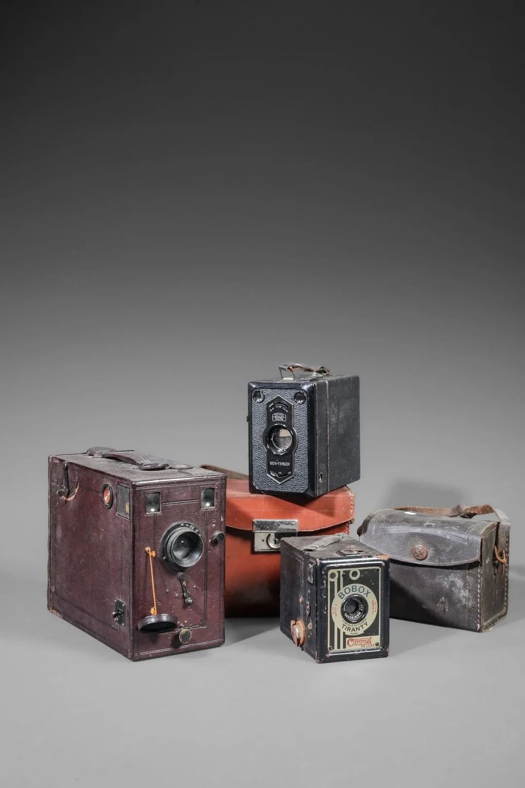 Set of three assorted cameras in their current condition, in - Lot 52
