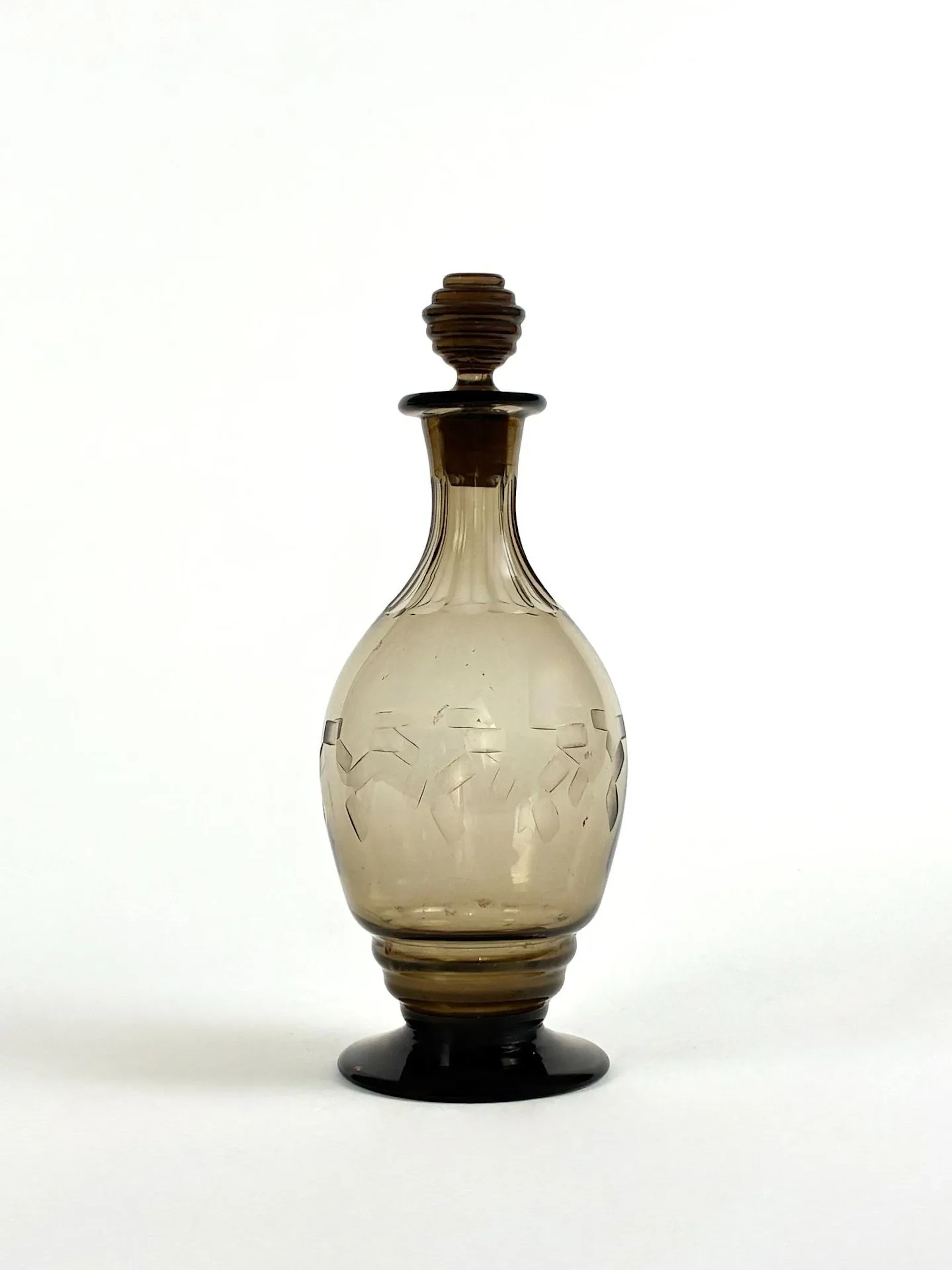 Smoked glass carafe with a tapered, faceted neck, a body dec - Lot 634