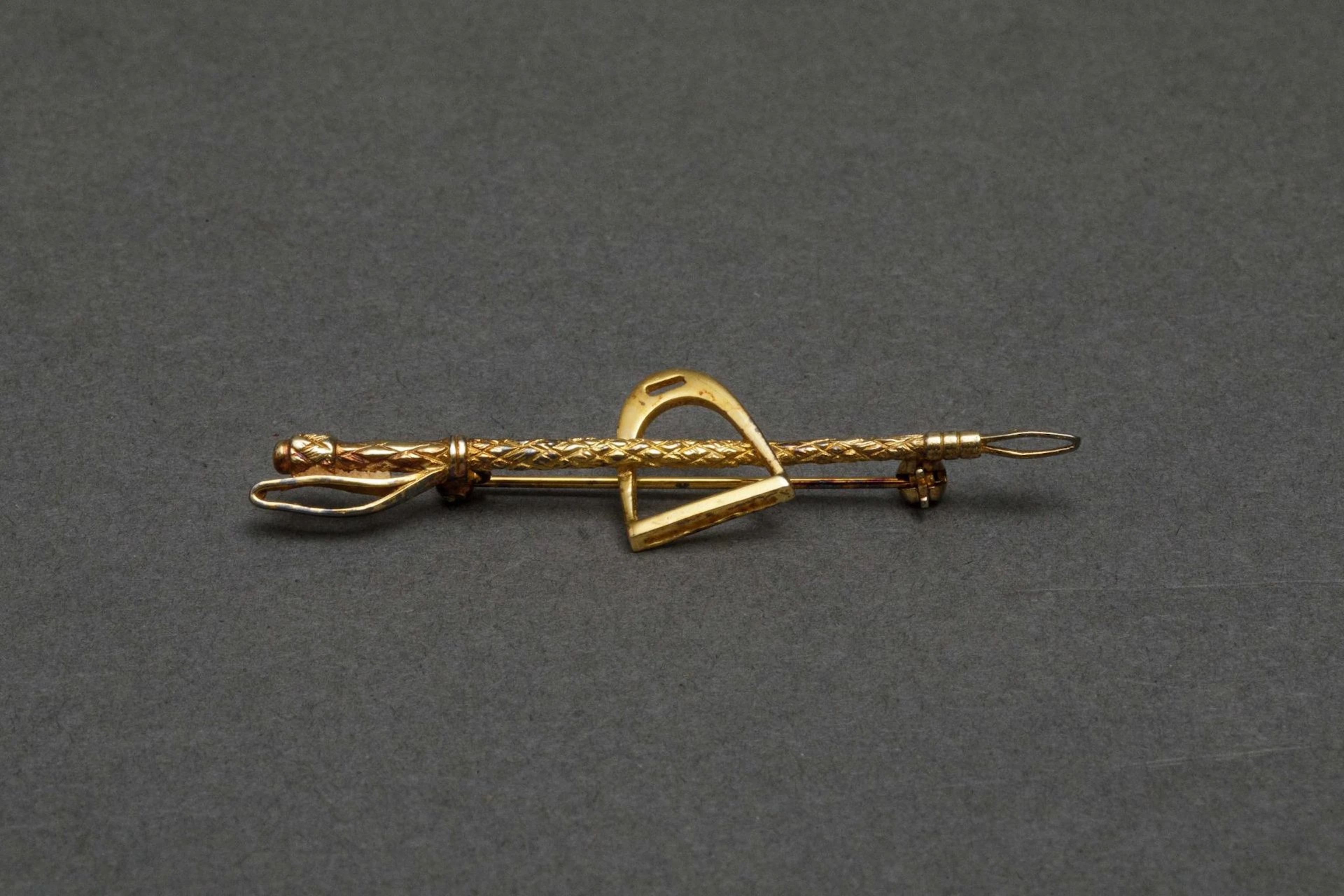800-thousandth gold-plated silver brooch depicting a riding - Lot 69