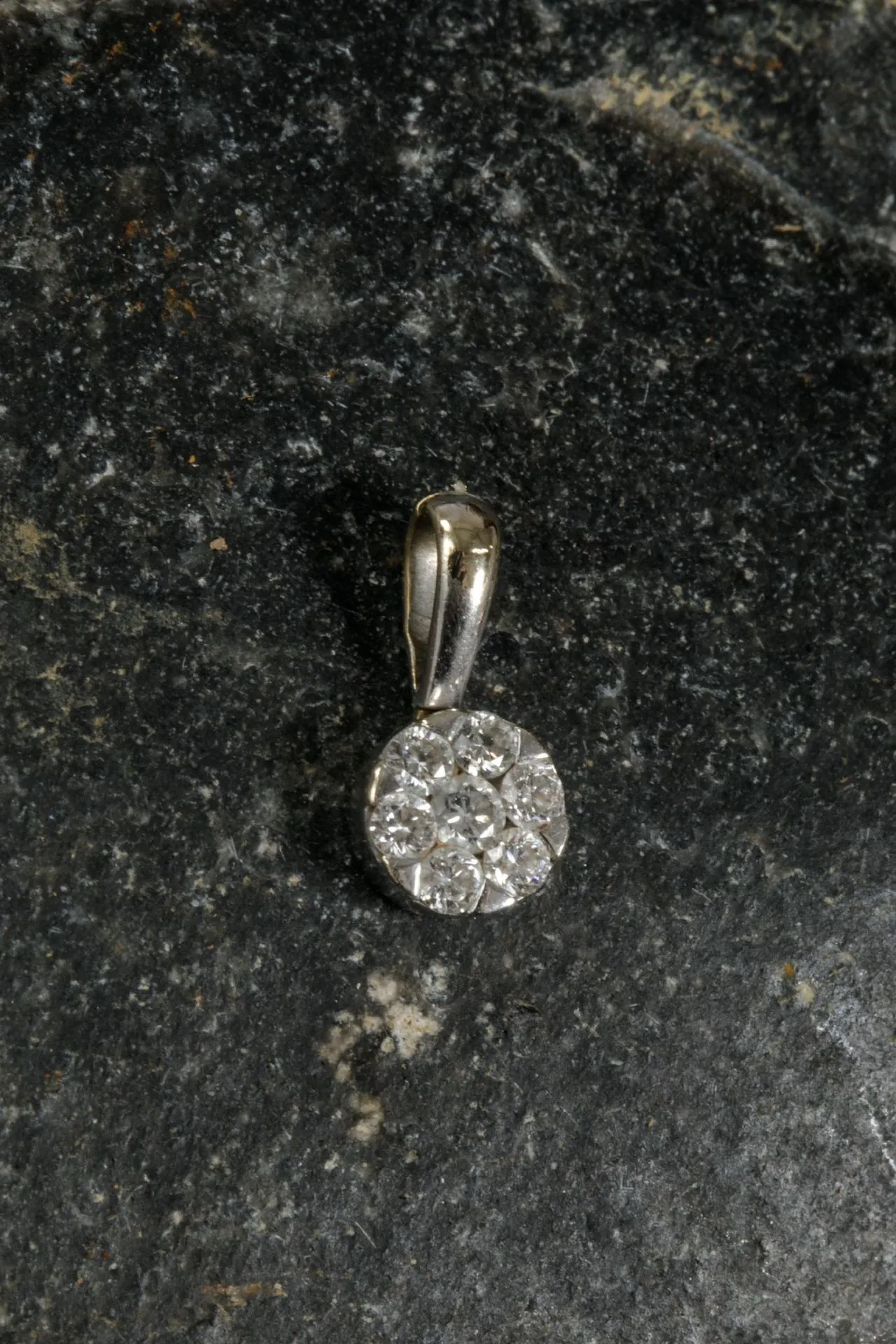 Pendant in 750 thousandths white gold, the split hoop holdin - Lot 29