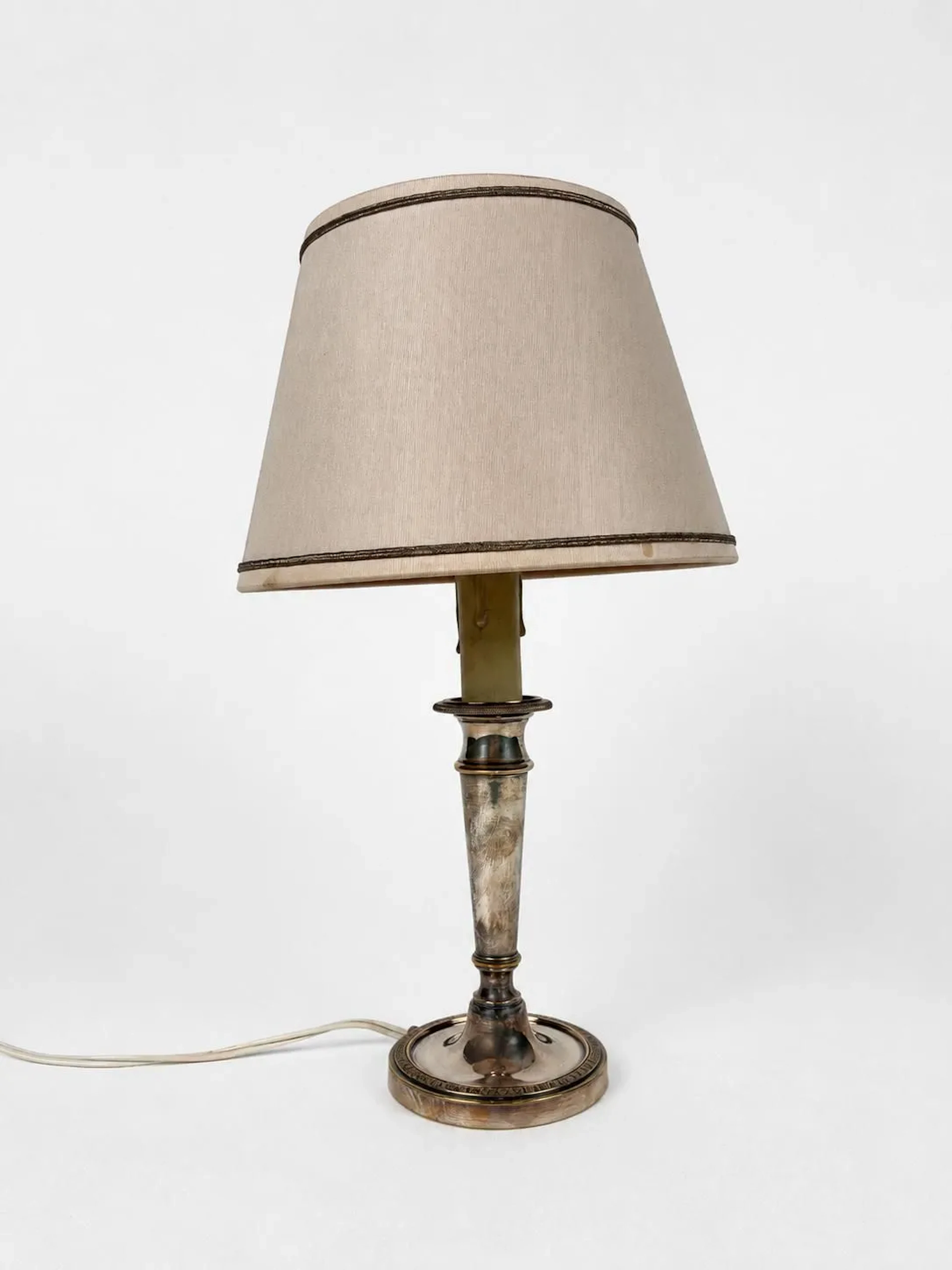 Small silver plated metal lamp base with a circular base eng - Lot 519
