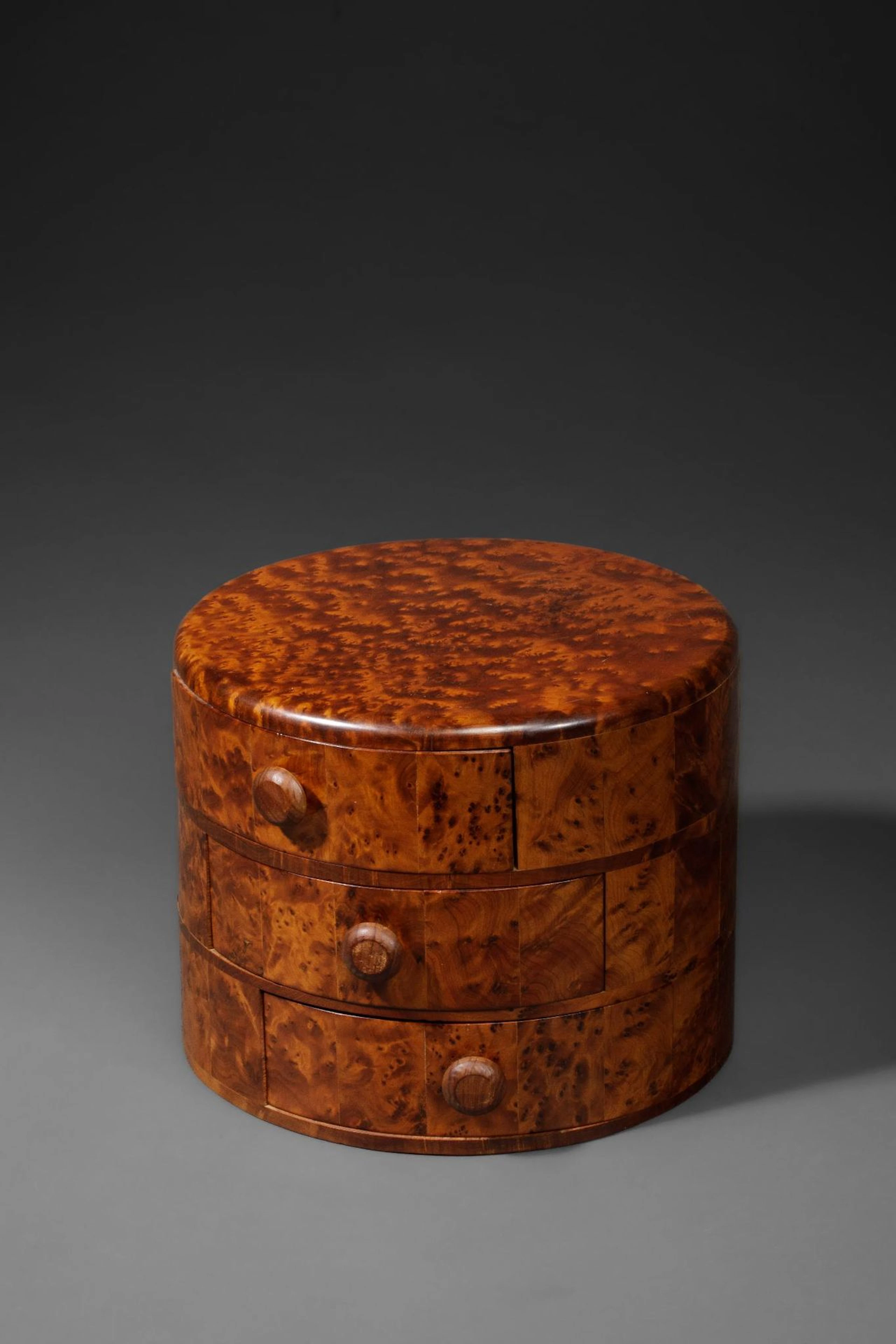 Round box made of thuja wood with three drawers opening from - Lot 273