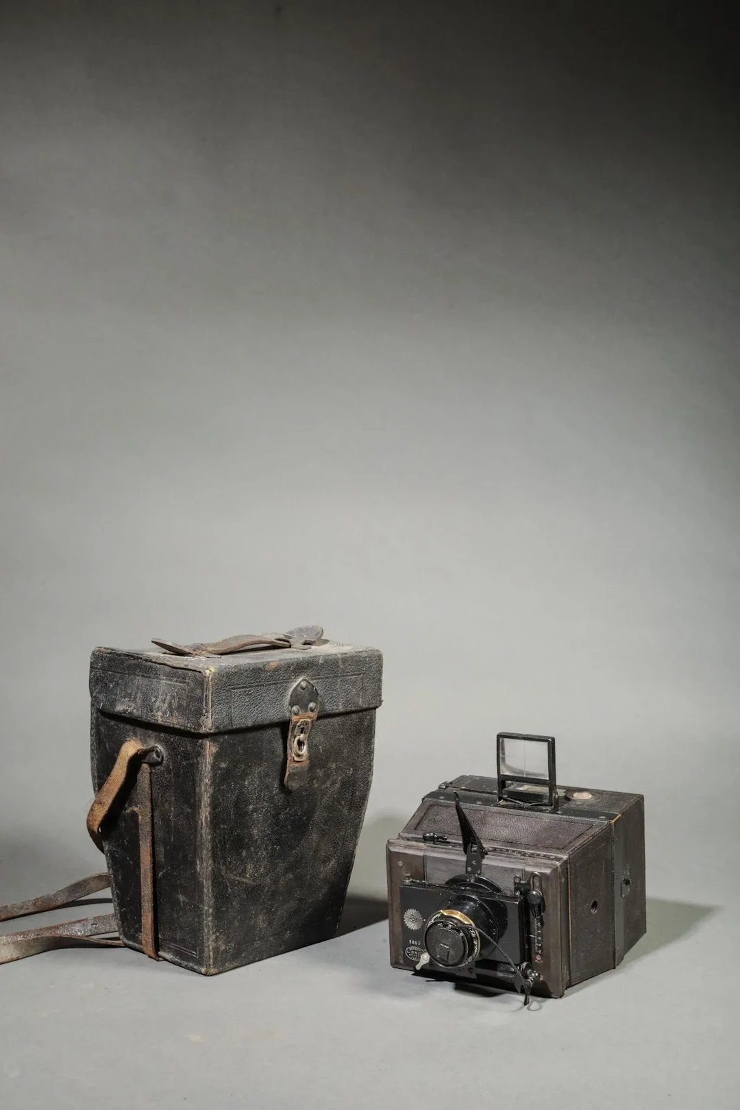 Gaumont camera bag, Gaumont Spido binoculars (No. 1525) with - Lot 54