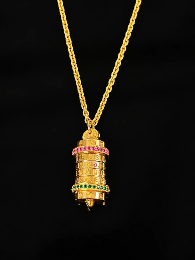 Long necklace in gold-plated metal featuring a prayer wheel - Lot 193
