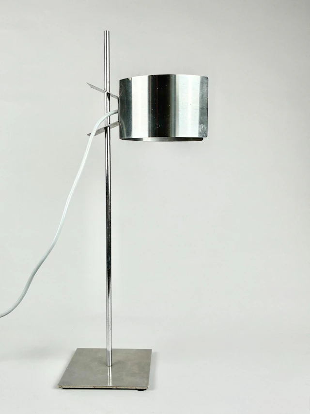 Desk lamp in aluminum, with adjustable openwork shade restin - Lot 169