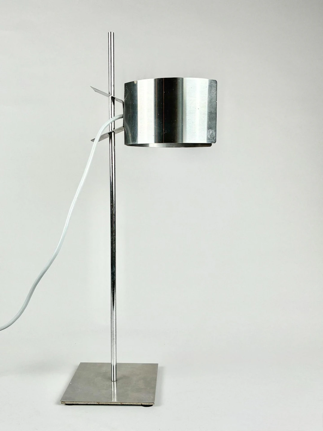 Desk lamp in aluminum, with adjustable openwork shade restin - Lot 169