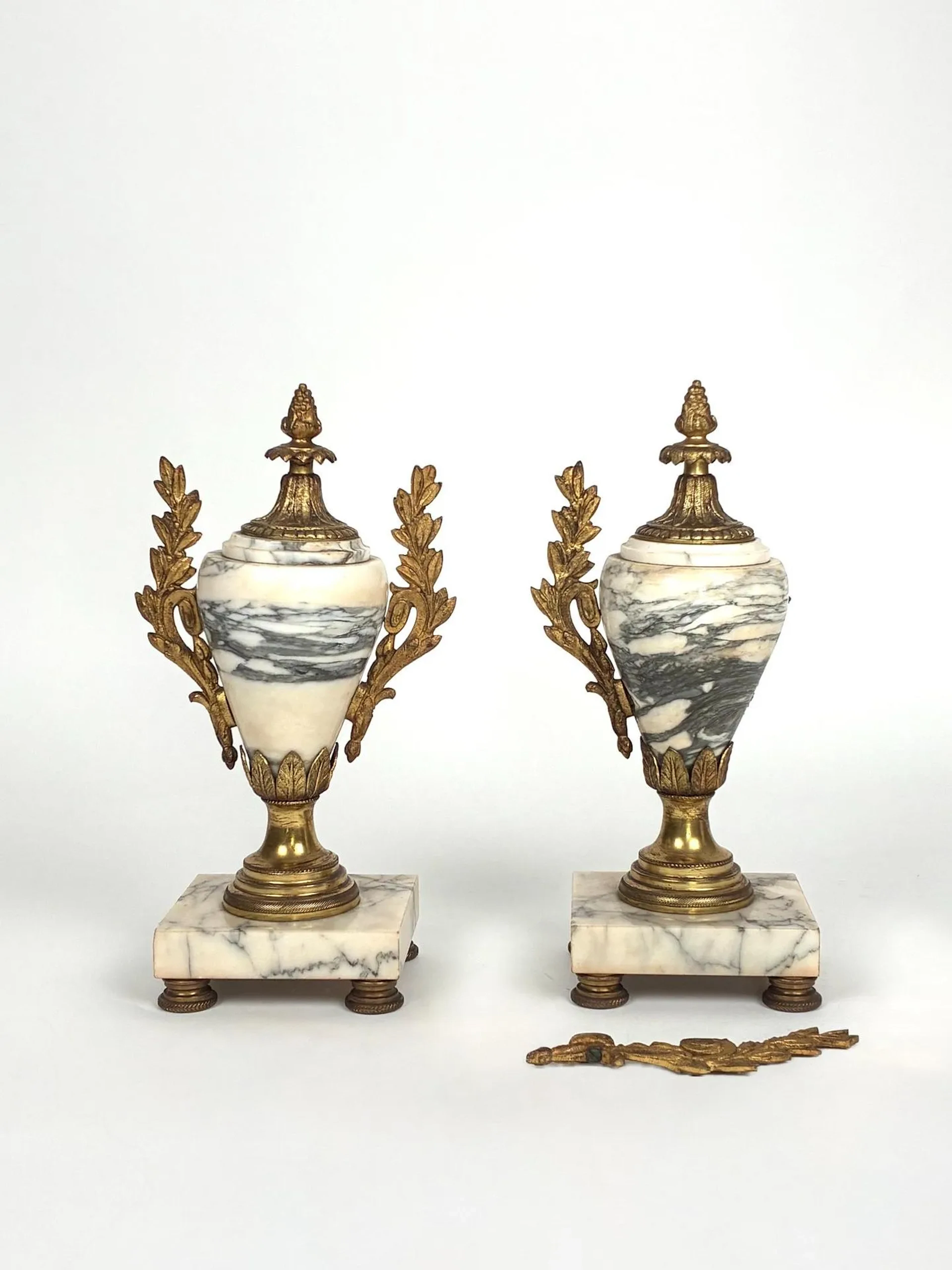 Pair of cassolettes in grey-veined white marble, handles in - Lot 461