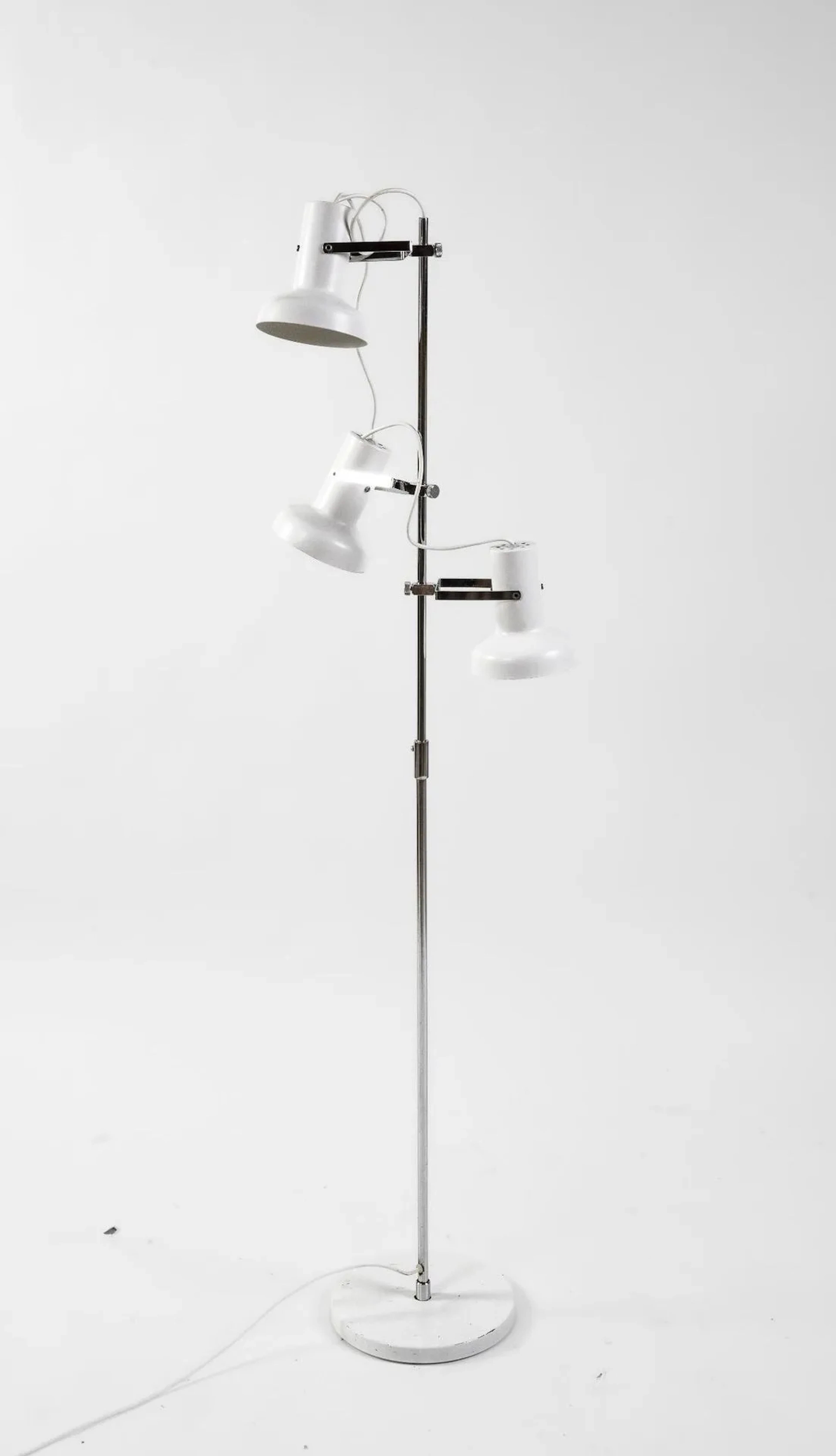 Floor lamp made of chrome-plated metal and white-lacquered a - Lot 135