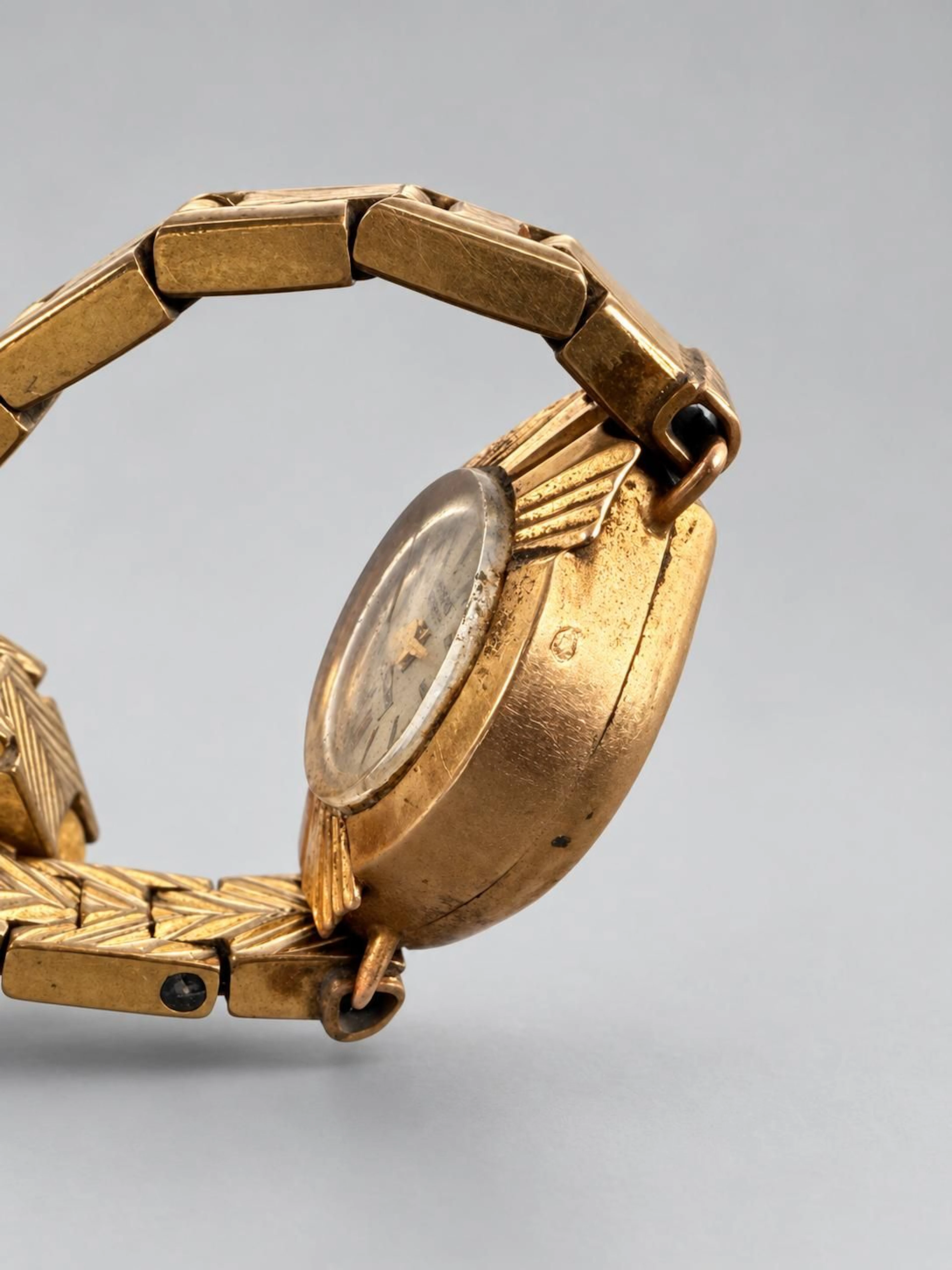 Features a 750-thousandth yellow gold dial and a metal brace - Lot 68