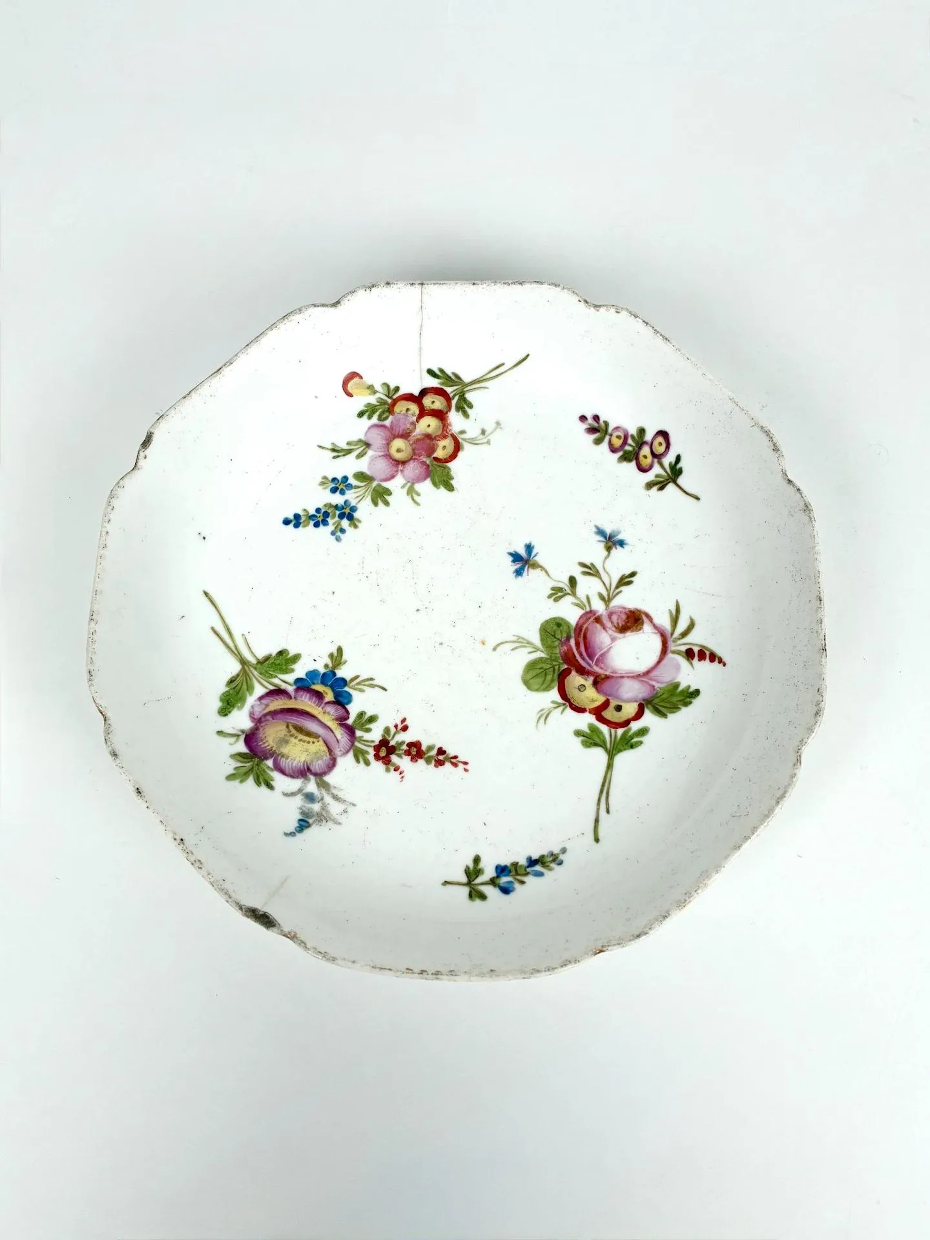 White porcelain soup plate with a naturalistic floral design - Lot 58