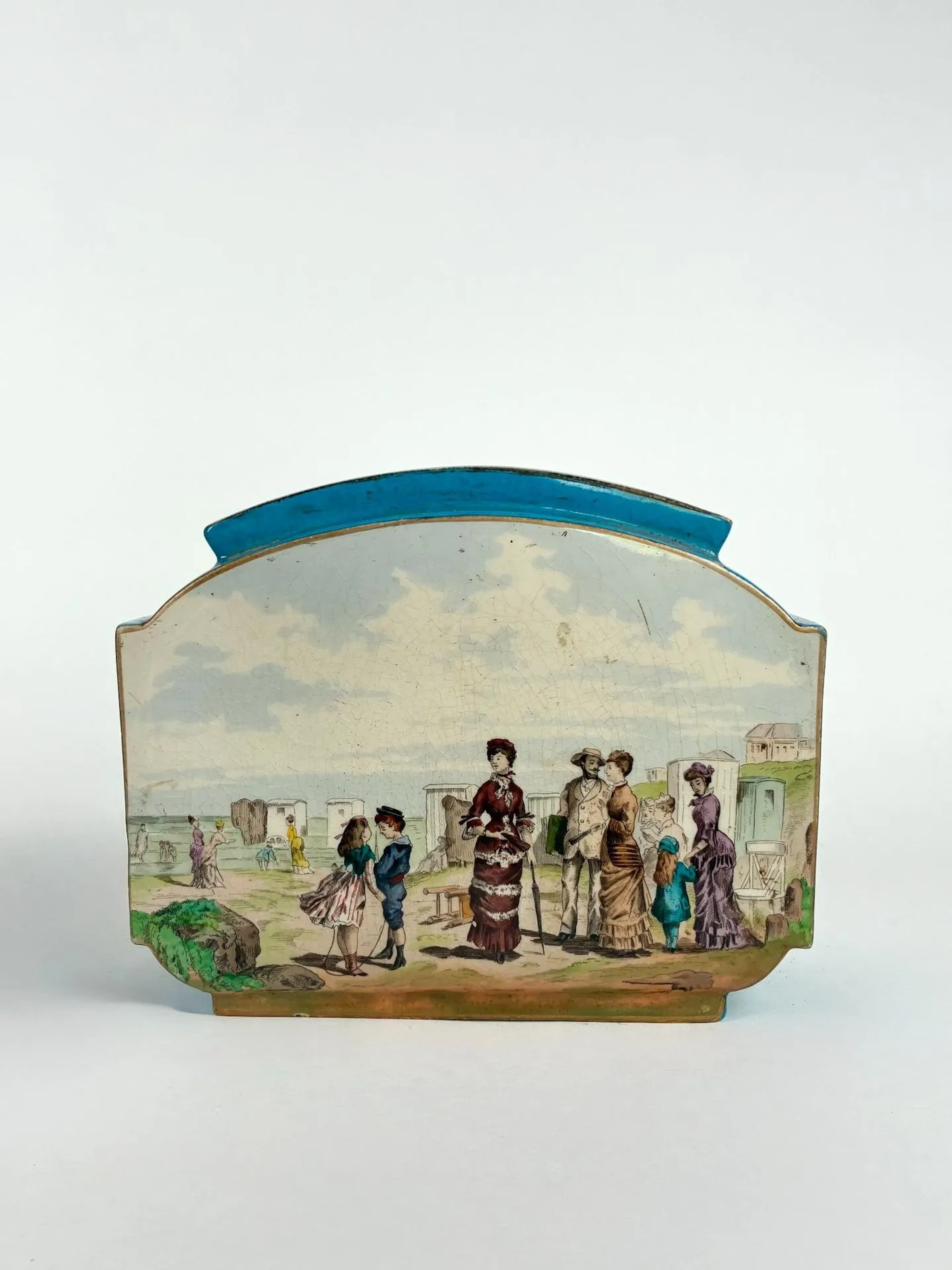 Polychrome glazed earthenware planter with a "Parisian women - Lot 415