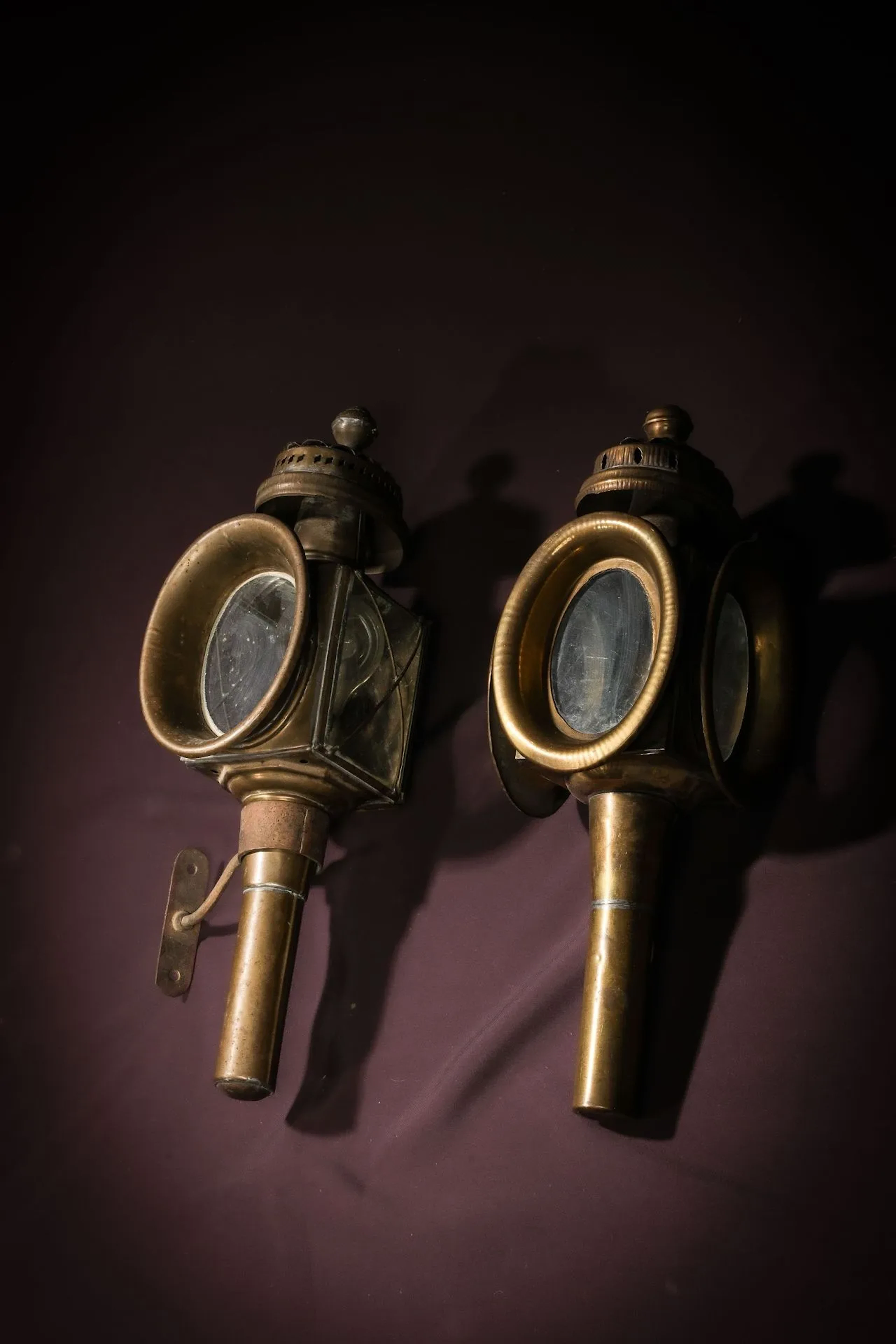 Two brass carriage lanterns, one with a wall mount and hardw - Lot 71