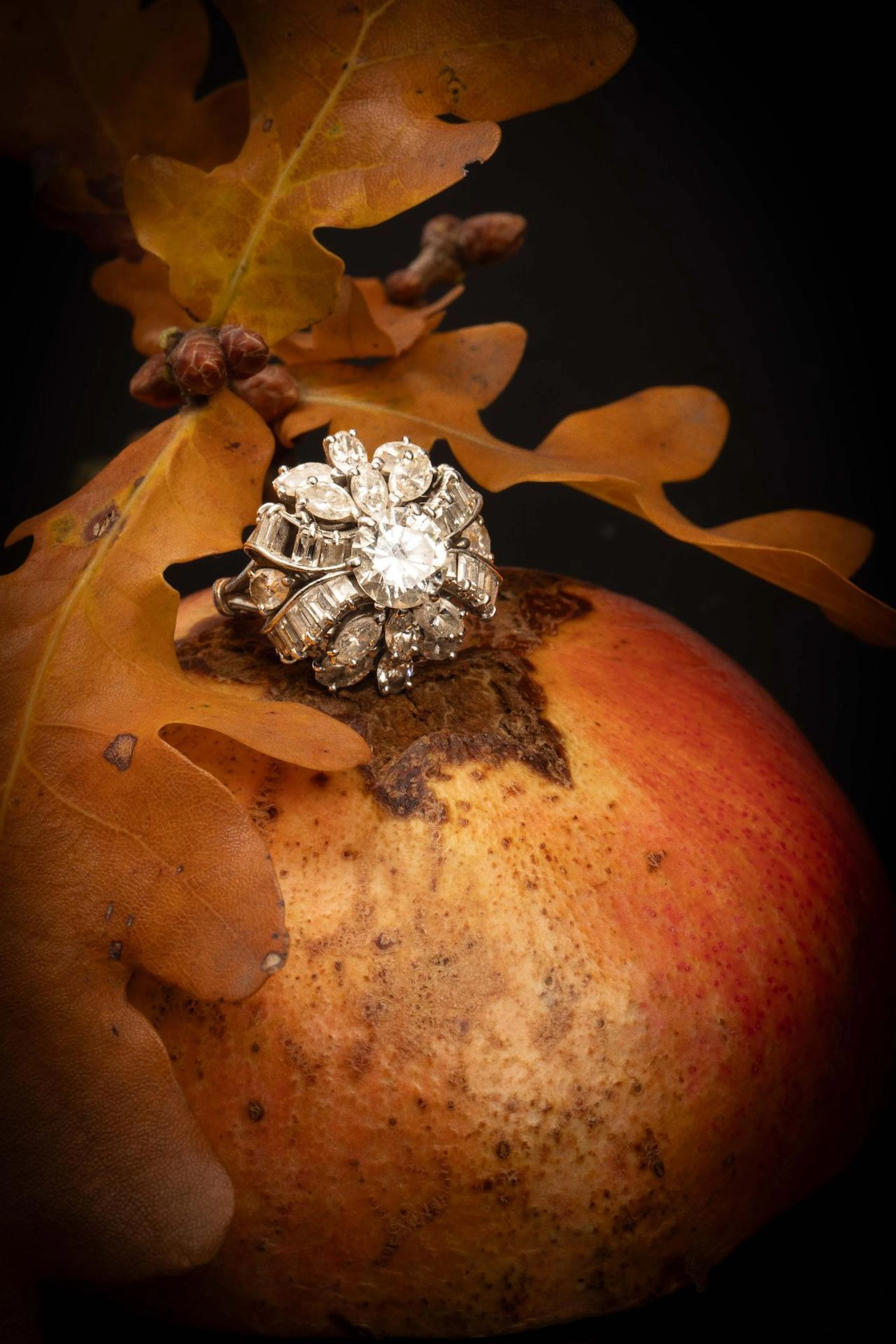 Dome-shaped ring in 850 thousandth platinum, set with a roun - Lot 110