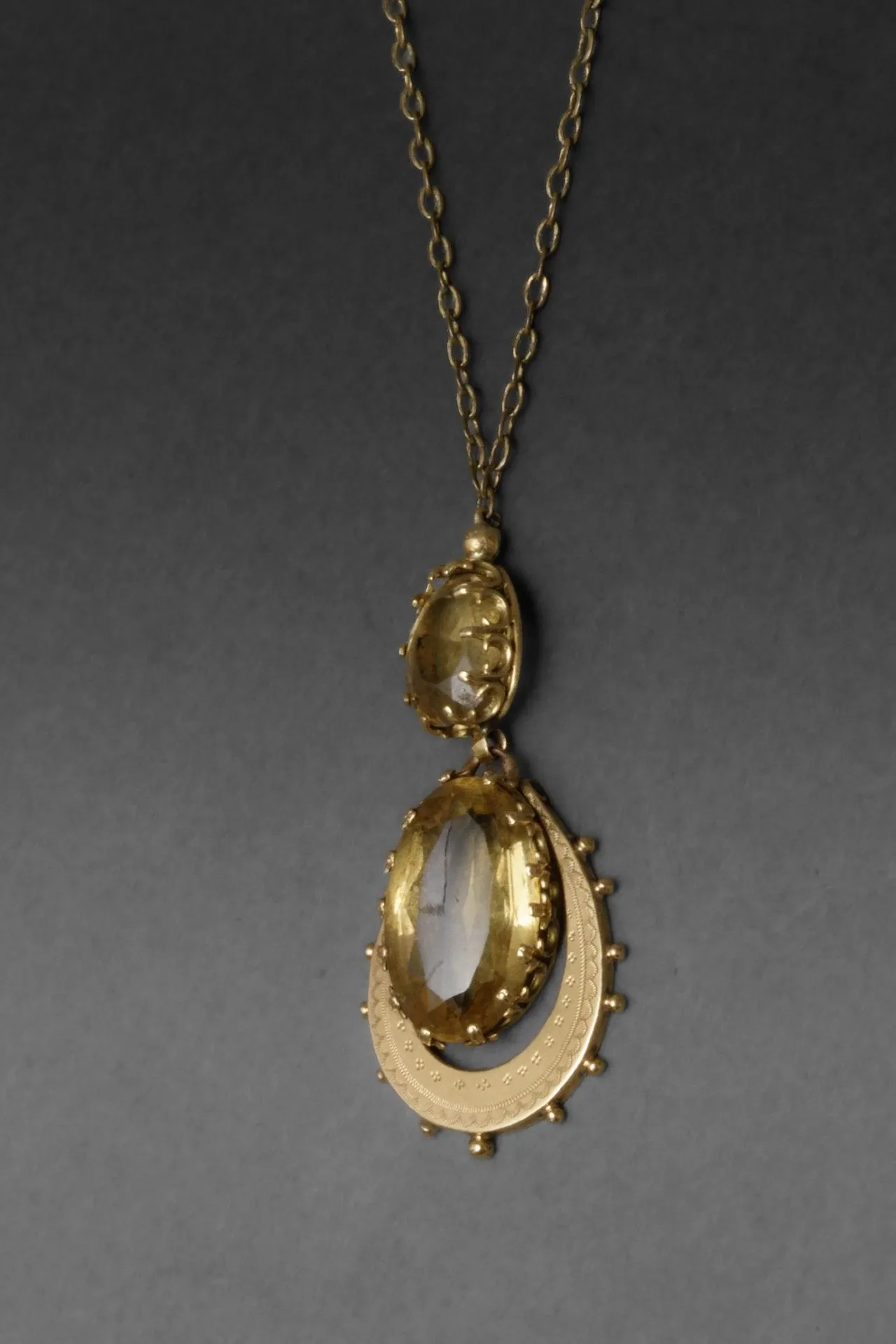 Necklace consisting of a gold-plated metal chain holding a m - Lot 42