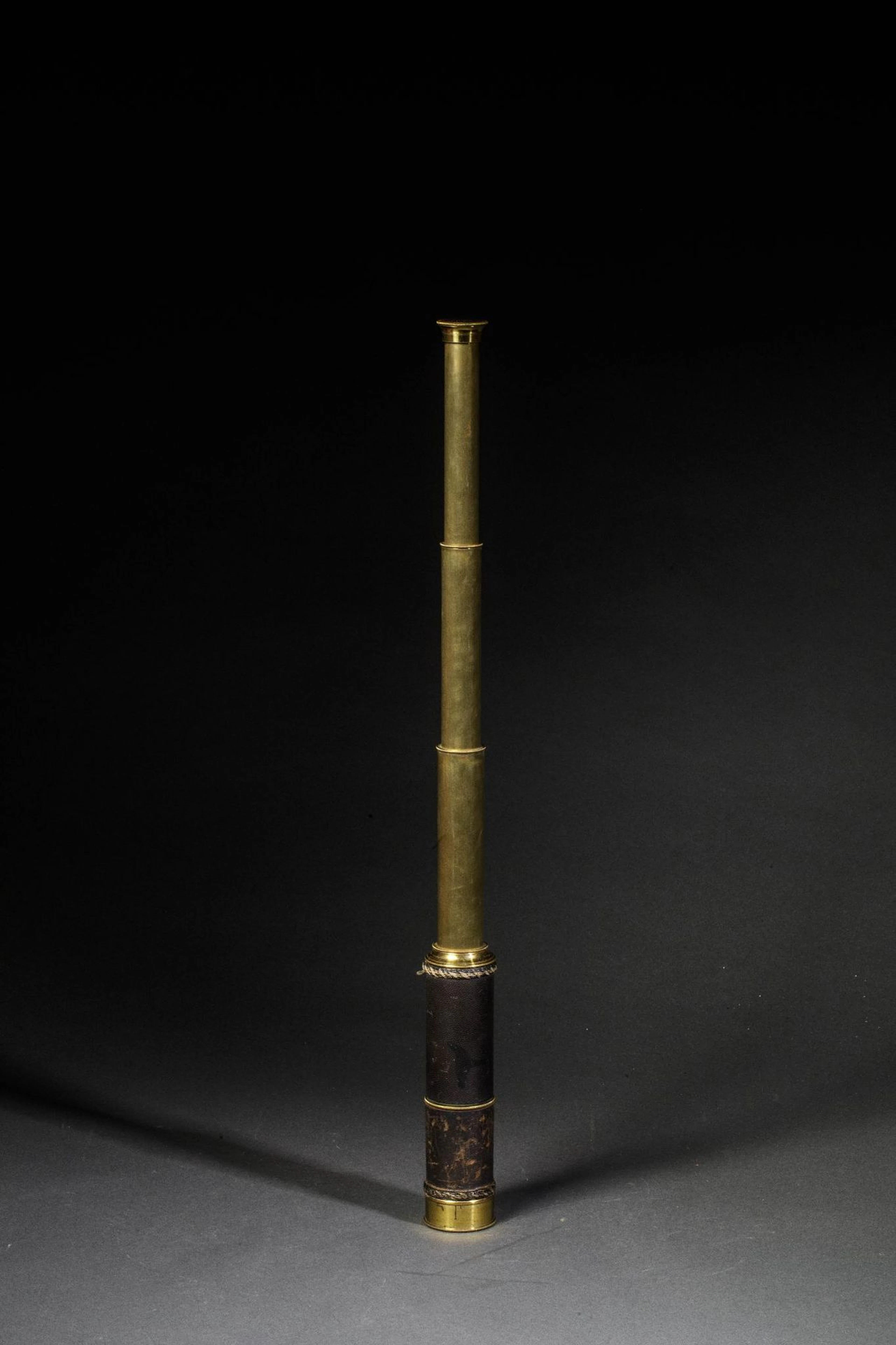 A brass spyglass with three struts, covered in dark green sh - Lot 302