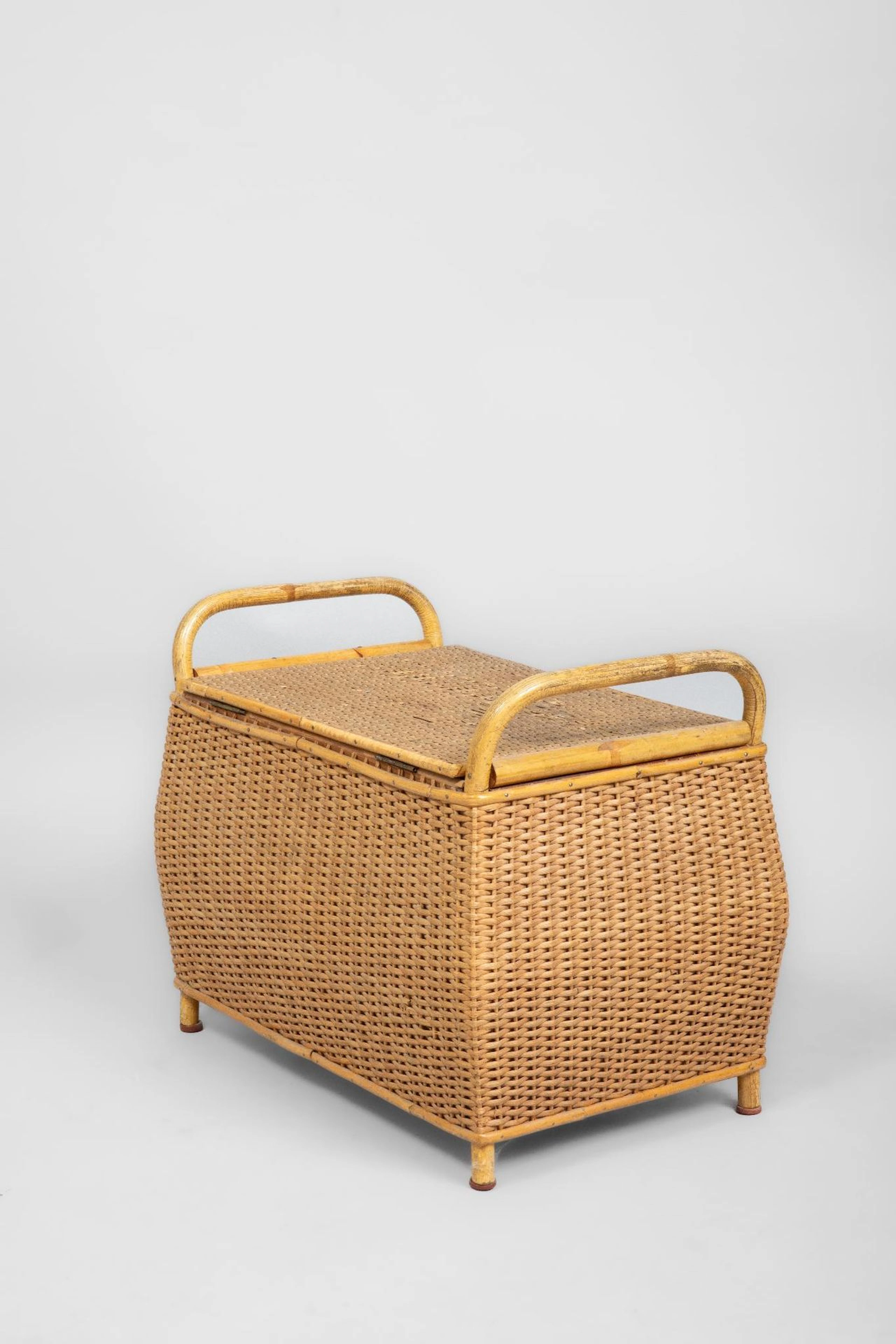 Rattan chest with two handles - Lot 113