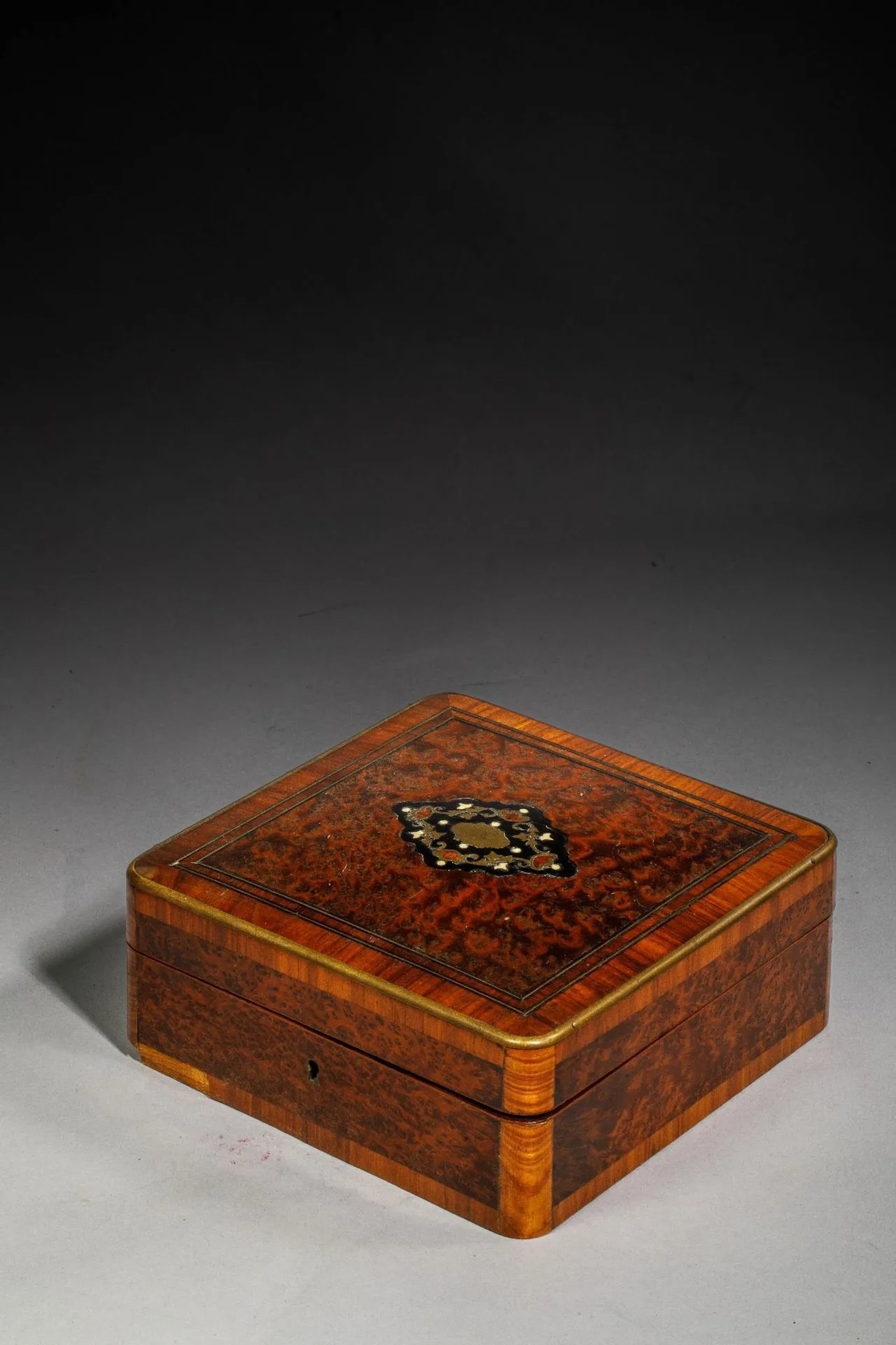 Mahogany and mahogany veneer jewelry box inlaid with brass a - Lot 168