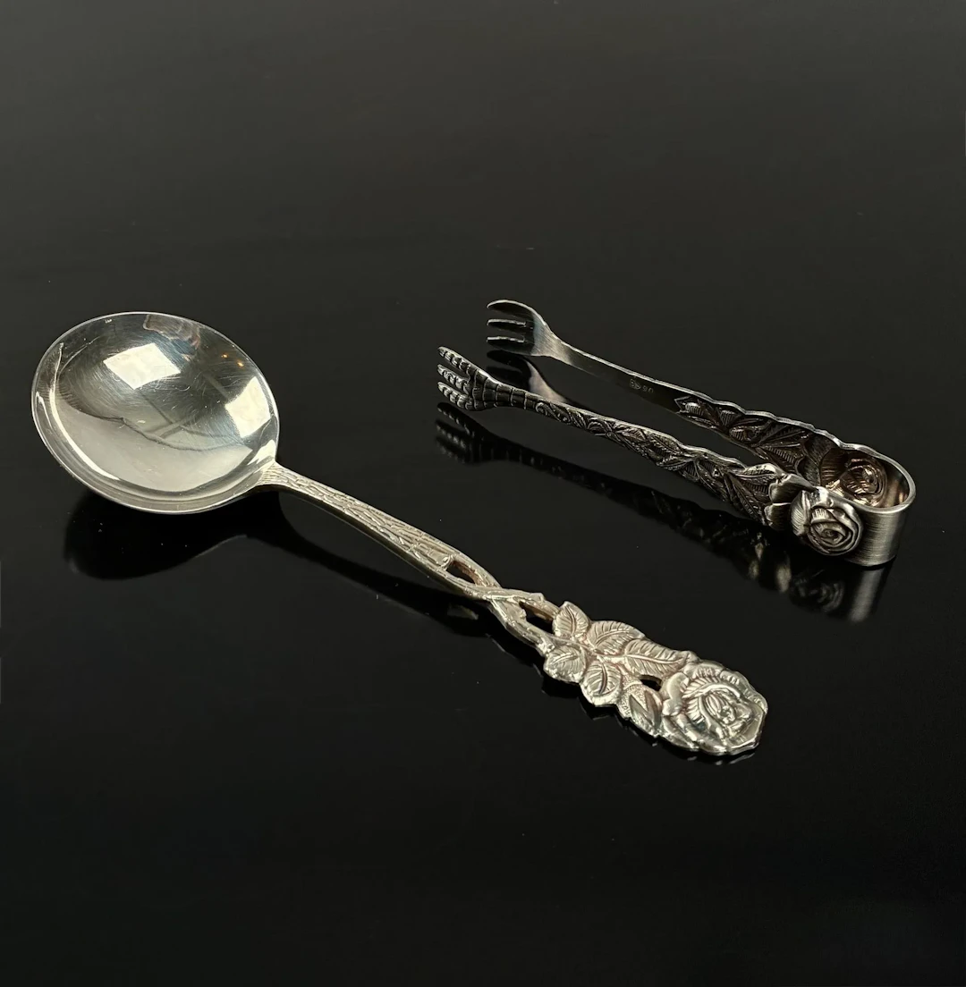Silver-plated cream spoon and sugar tongs decorated with ros - Lot 133